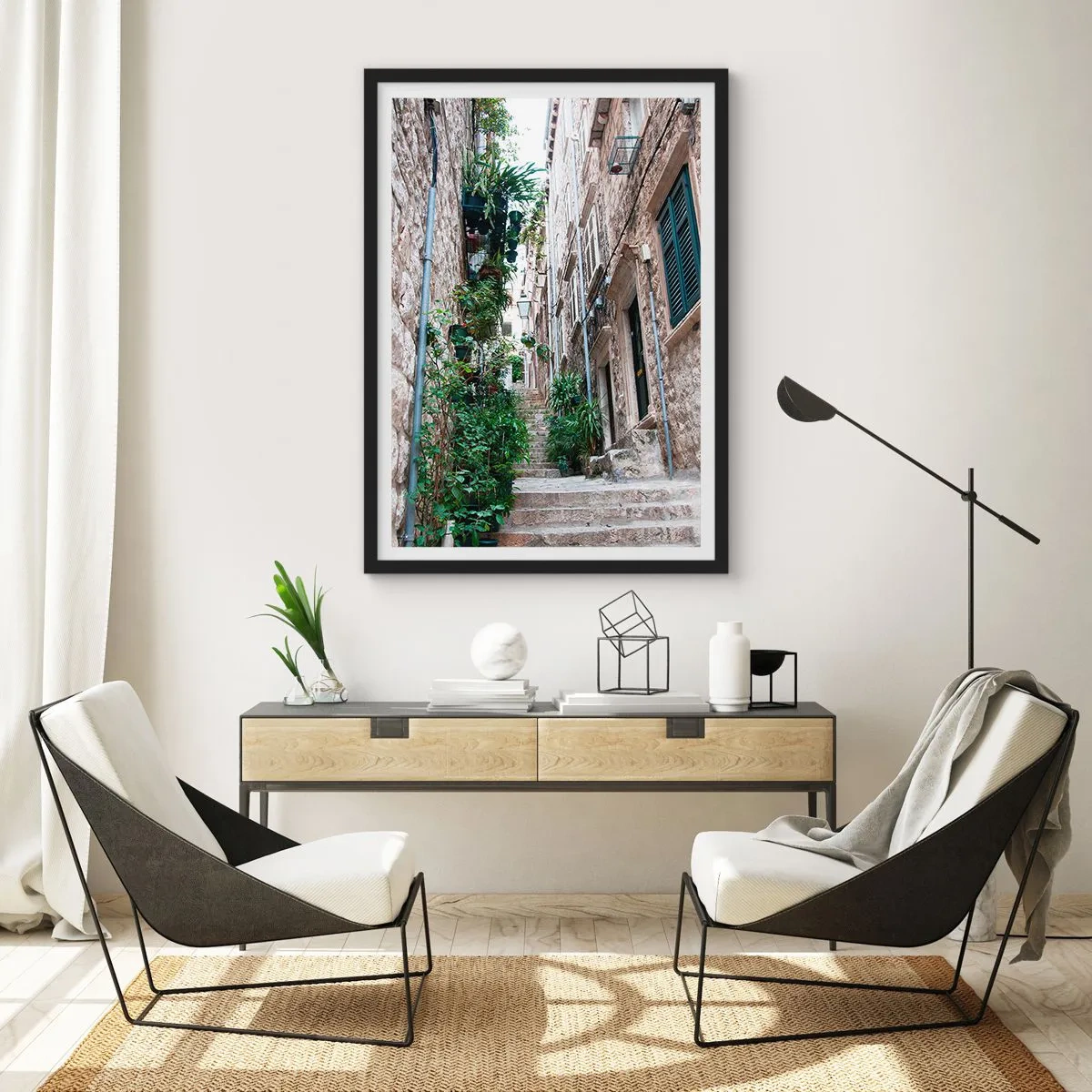 Poster în ramă neagră - O stradă pietruită cu vegetație luxuriantă și scări - 50x70cm - Farmecul orașului vechi - Decorațiune modernă pentru perete pentru living și dormitor ARTTOR
