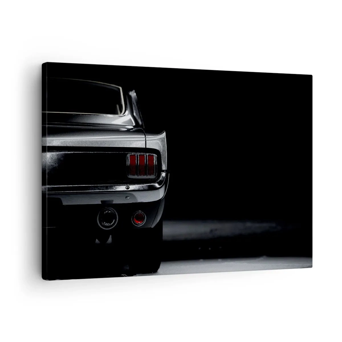 Tablou pe pânză Canvas - O imagine alb-negru a spatelui unei mașini clasice pe un fundal întunecat. - 70x50cm - Farmecul clasicului - Decorațiune modernă pentru perete pentru living și dormitor ARTTOR