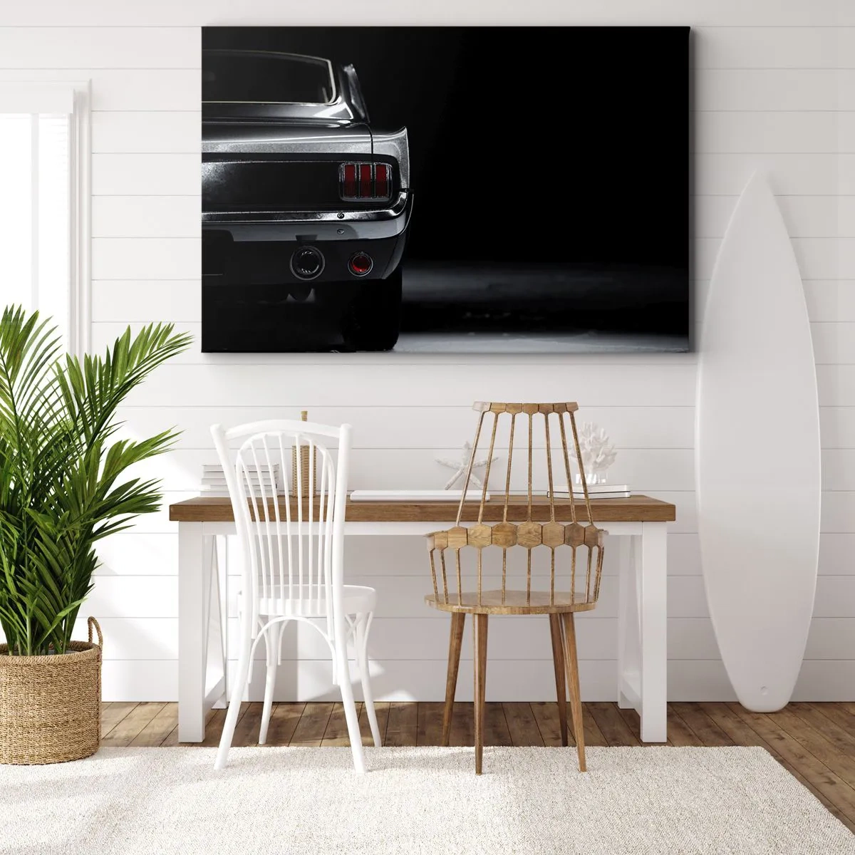 Tablou pe pânză Canvas - O imagine alb-negru a spatelui unei mașini clasice pe un fundal întunecat. - 70x50cm - Farmecul clasicului - Decorațiune modernă pentru perete pentru living și dormitor ARTTOR