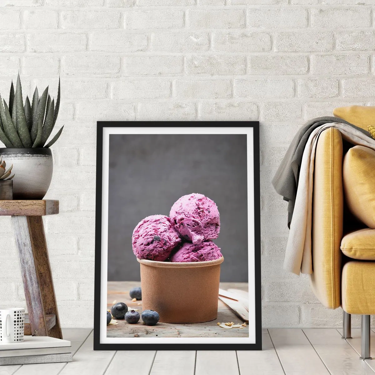 Poster în ramă neagră - Cupe de înghețată de afine într-un pahar de hârtie - 50x70cm - Dulce și rece - Decorațiune modernă pentru perete pentru living și dormitor ARTTOR