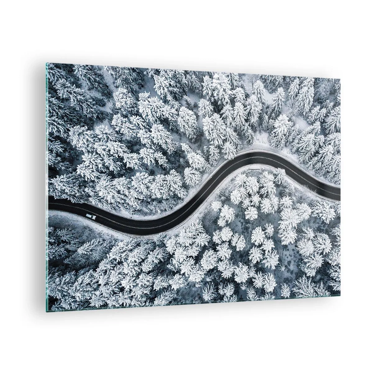 Tablou pe sticlă - Un drum șerpuitor printr-o pădure de iarnă văzut dintr-o dronă - 70x50cm - Prin pădurea de iarnă - Decorațiune modernă pentru perete pentru living și dormitor ARTTOR