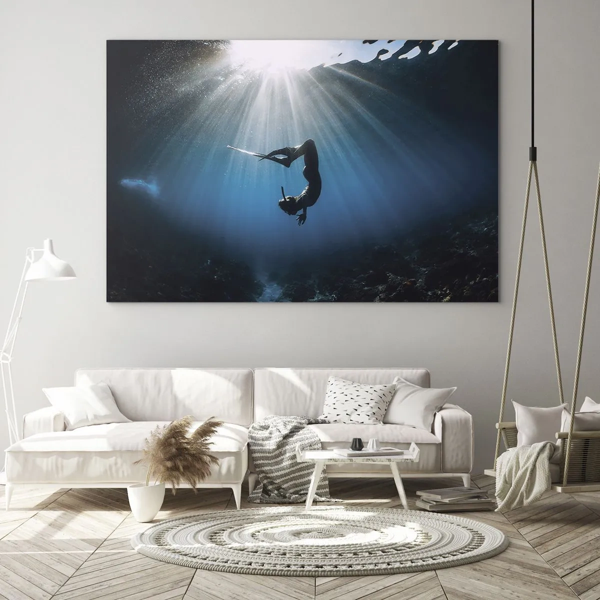 Tablou pe sticlă - Un scafandru care se mișcă sub apă în razele de lumină - 70x50cm - Dans subacvatic - Decorațiune modernă pentru perete pentru living și dormitor ARTTOR