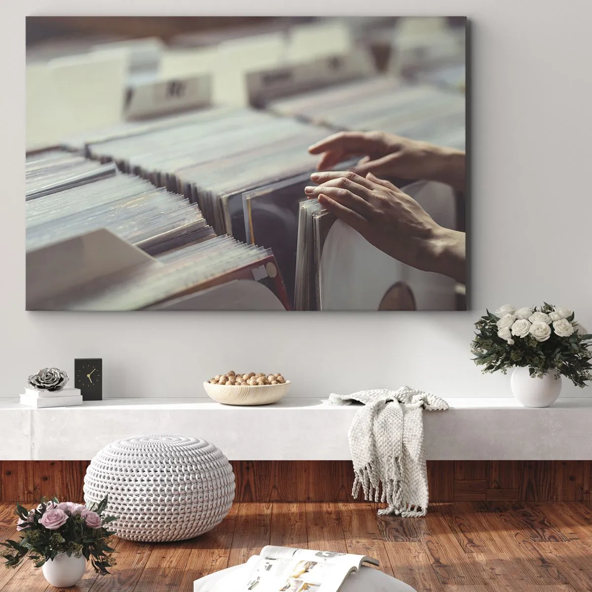 Tablou pe pânză Canvas - Mâini care caută printr-o colecție de viniluri - 70x50cm - În căutarea emoției - Decorațiune modernă pentru perete pentru living și dormitor ARTTOR