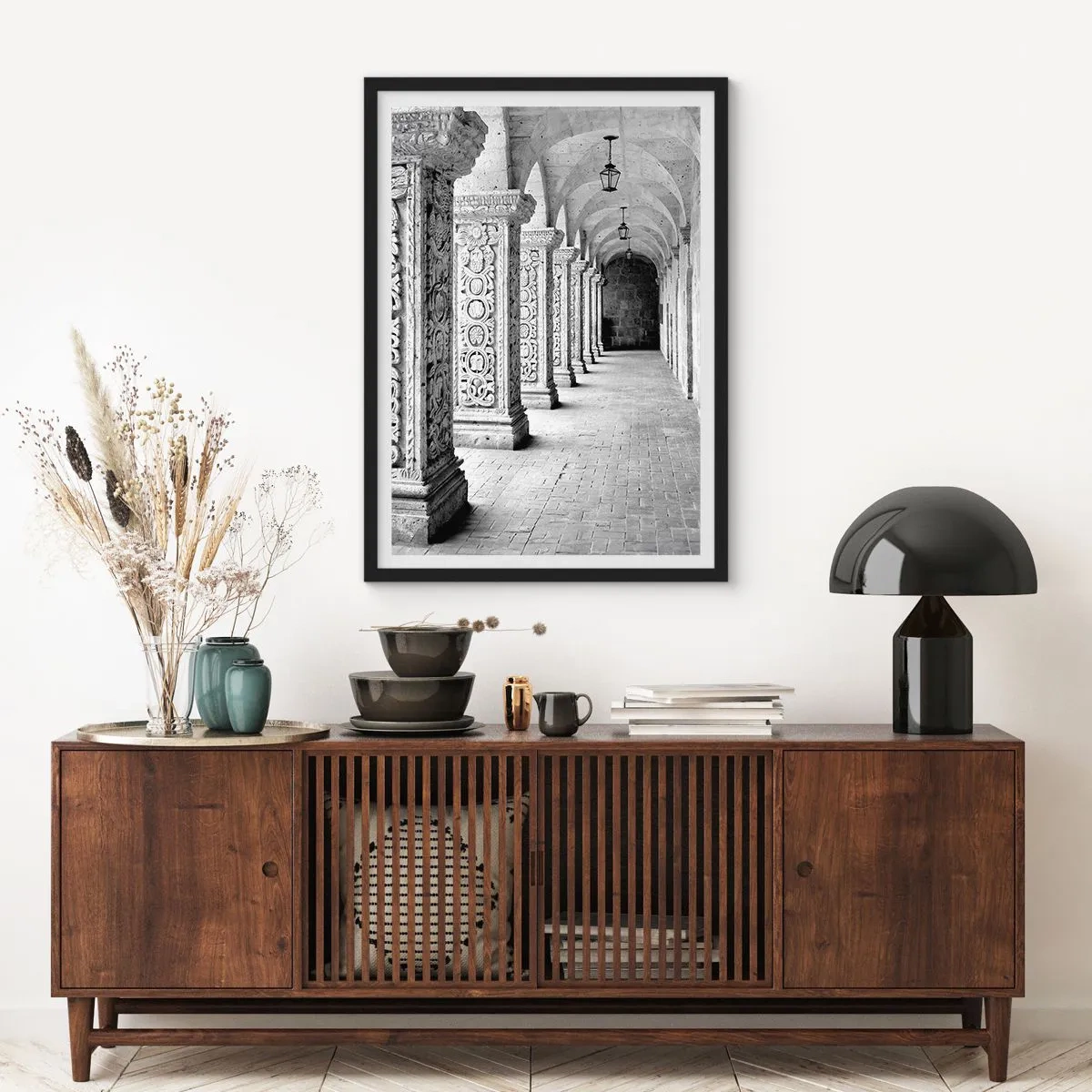 Poster în ramă neagră - O fotografie alb-negru a unei mănăstiri istorice cu coloane - 50x70cm - Și încotro…? - Decorațiune modernă pentru perete pentru living și dormitor ARTTOR