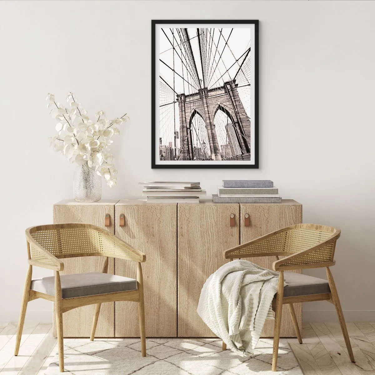 Poster în ramă neagră - Fotografie alb-negru a podului din perspectiva pasarelei pietonale. - 50x70cm - Catedrala din New York - Decorațiune modernă pentru perete pentru living și dormitor ARTTOR