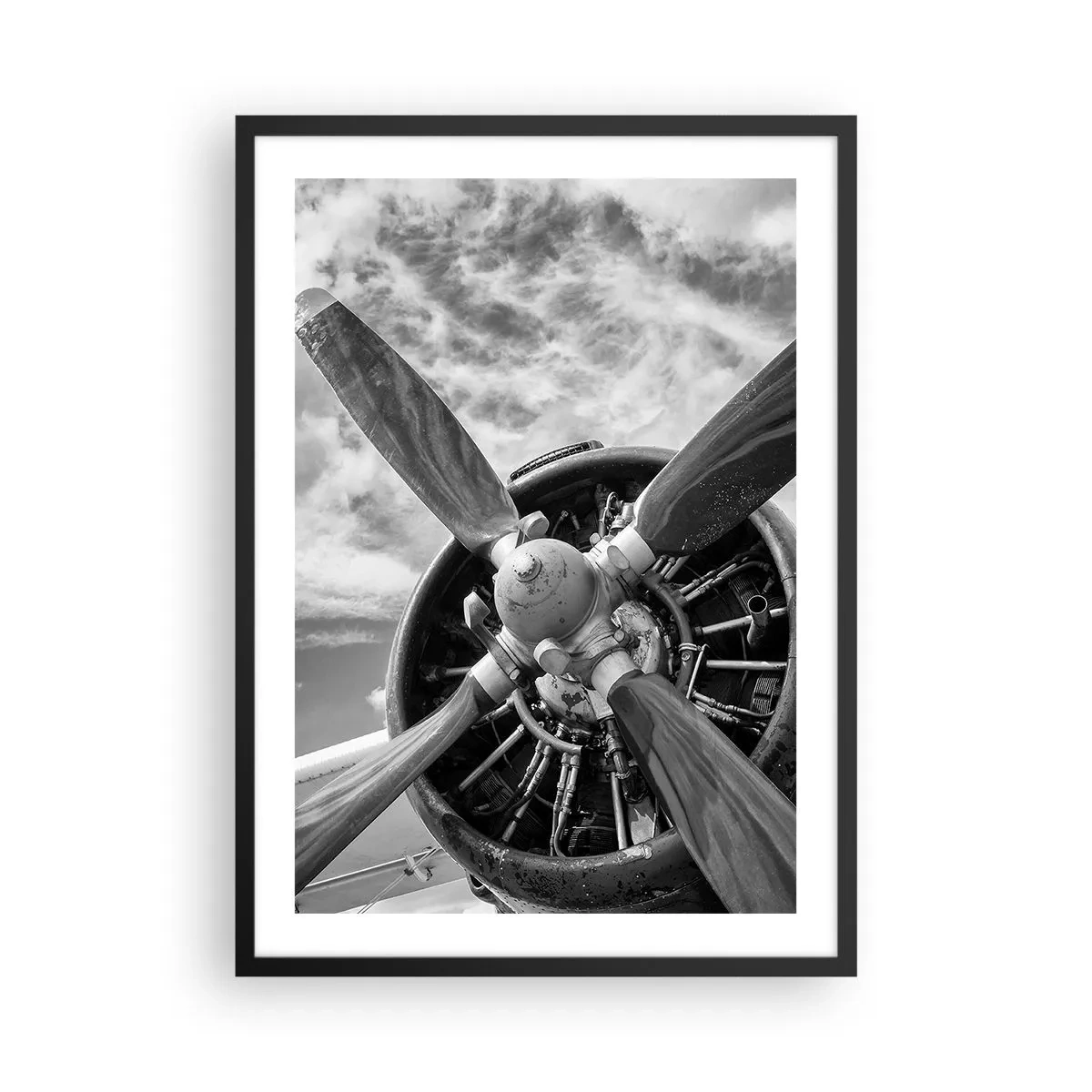 Poster în ramă neagră - O fotografie alb-negru a unei elice de avion pe cer. - 50x70cm - Cuceritorul cerului - Decorațiune modernă pentru perete pentru living și dormitor ARTTOR