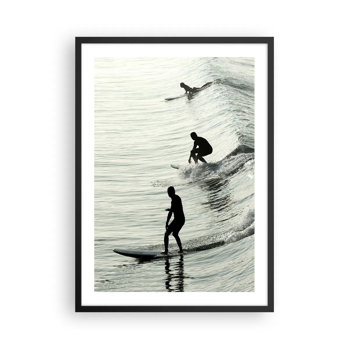 Poster în ramă neagră - Trei surferi care călăresc valurile într-un stil monocromatic - 50x70cm - Pentru a întâmpina valul - Decorațiune modernă pentru perete pentru living și dormitor ARTTOR