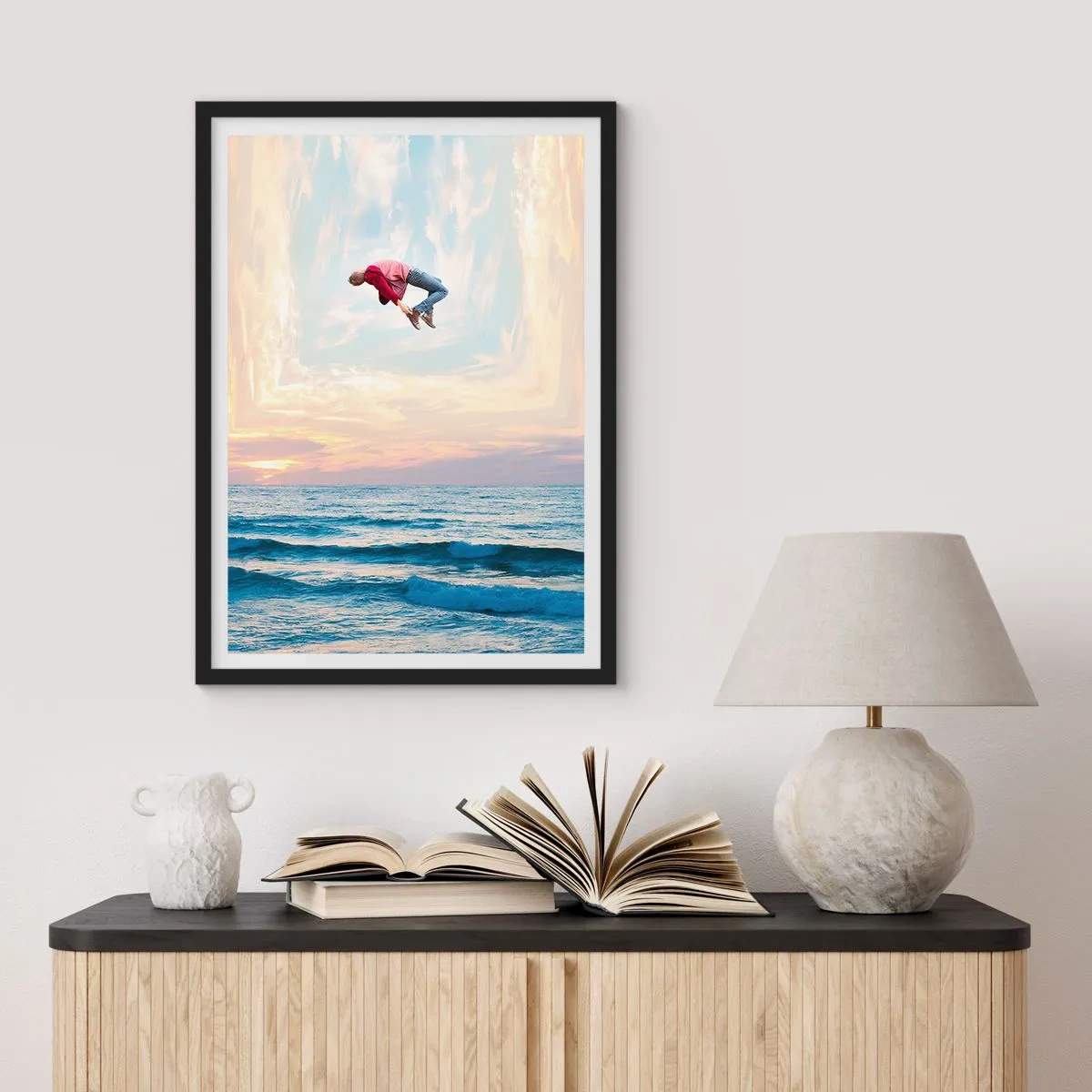 Poster în ramă neagră - Un bărbat sare în cer peste ocean la apus - 50x70cm - Spre o altă dimensiune - Decorațiune modernă pentru perete pentru living și dormitor ARTTOR