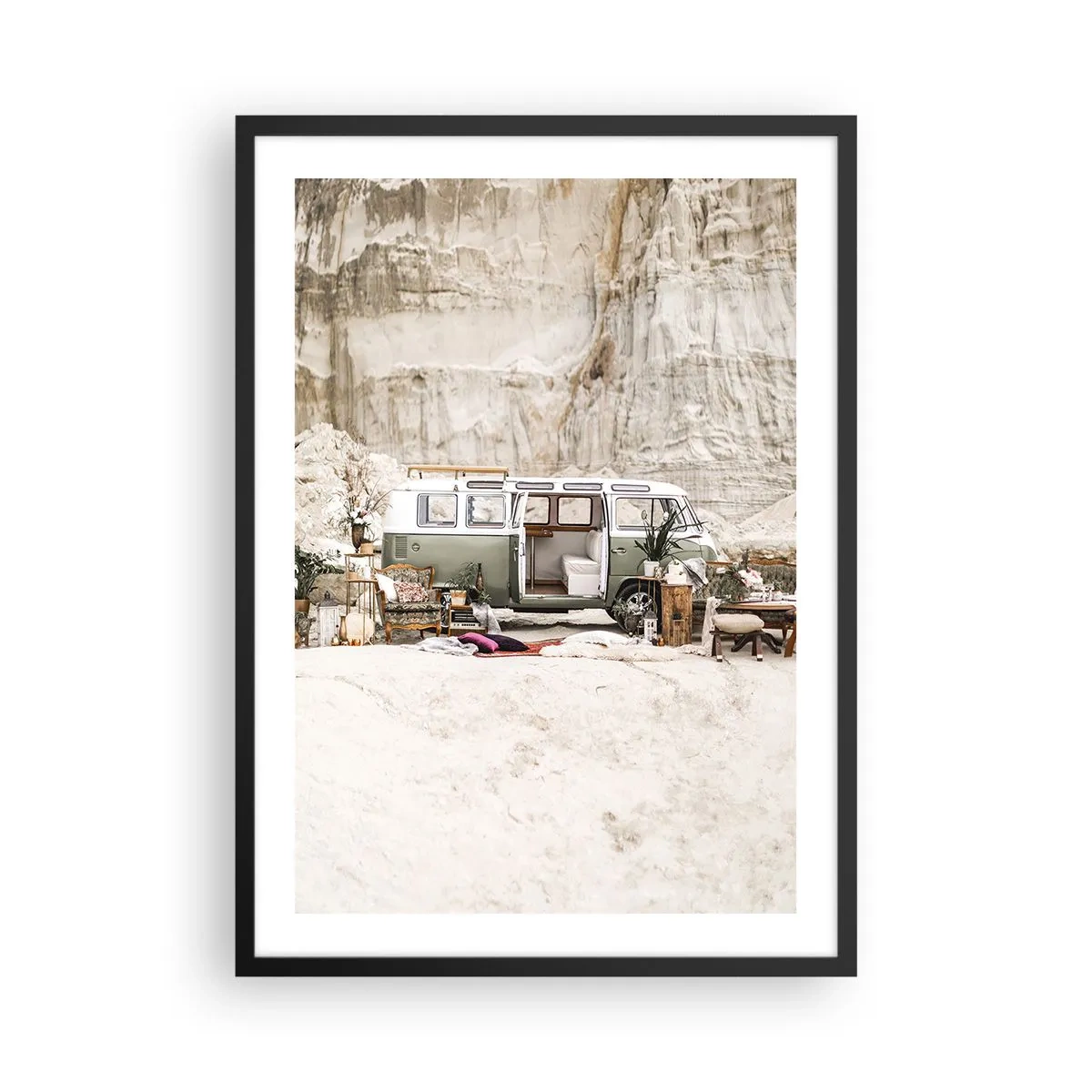 Poster în ramă neagră - Camping cu furgonetă retro într-un decor deșertic cu accente rustice - 50x70cm - Să înceapă călătoria - Decorațiune modernă pentru perete pentru living și dormitor ARTTOR