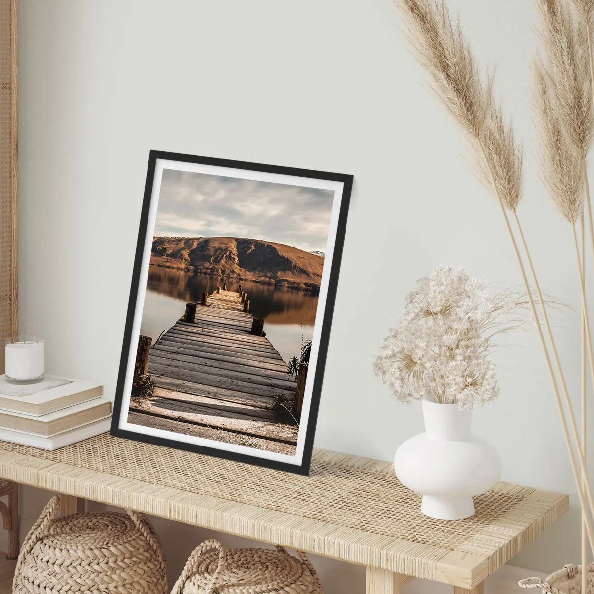 Poster în ramă neagră - Un debarcader din lemn duce la un lac liniștit cu un fundal montan - 50x70cm - Peisaj în tăcere - Decorațiune modernă pentru perete pentru living și dormitor ARTTOR