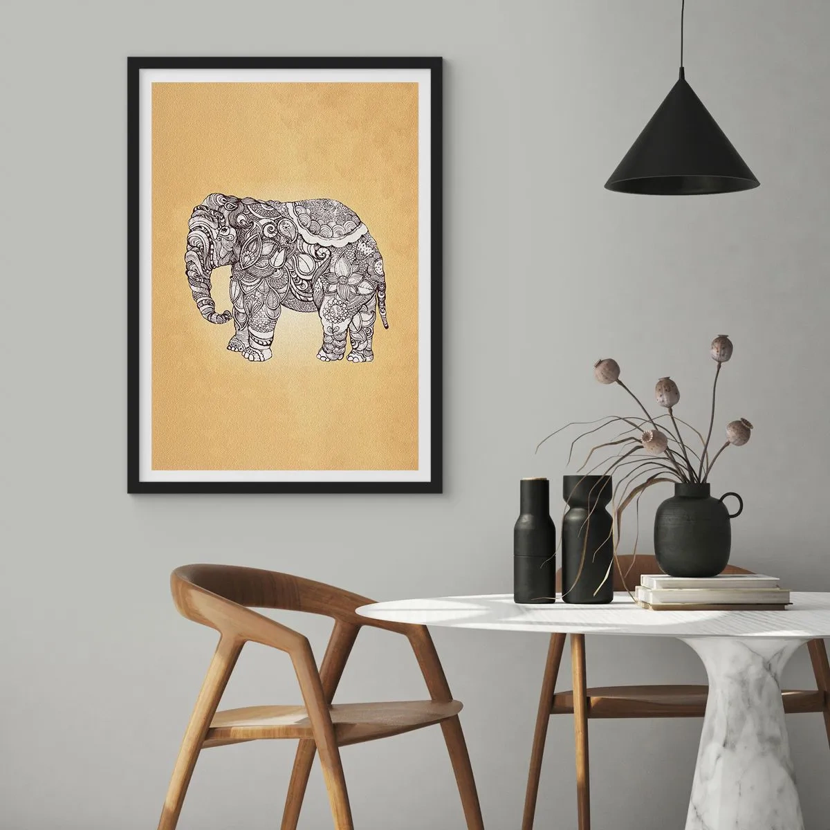Poster în ramă neagră - Ilustrație decorativă a unui elefant cu ornamente complexe pe un fundal auriu - 50x70cm - Elefantul oriental - Decorațiune modernă pentru perete pentru living și dormitor ARTTOR