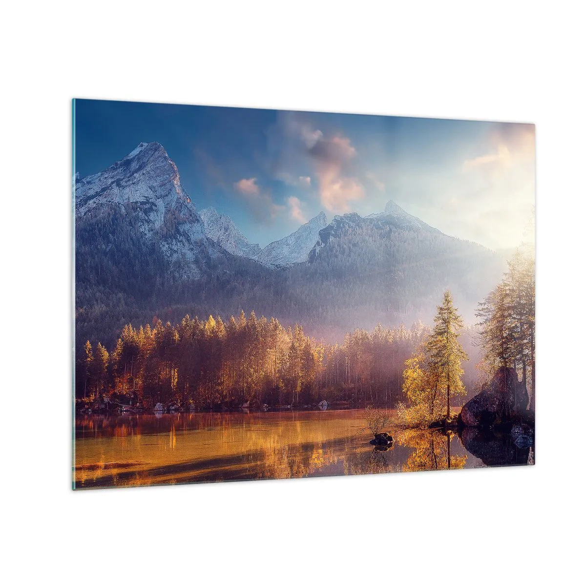 Tablou pe sticlă - Lumină aurie a dimineții peste un lac de munte înconjurat de pădure - 70x50cm - La munte și la deal - Decorațiune modernă pentru perete pentru living și dormitor ARTTOR