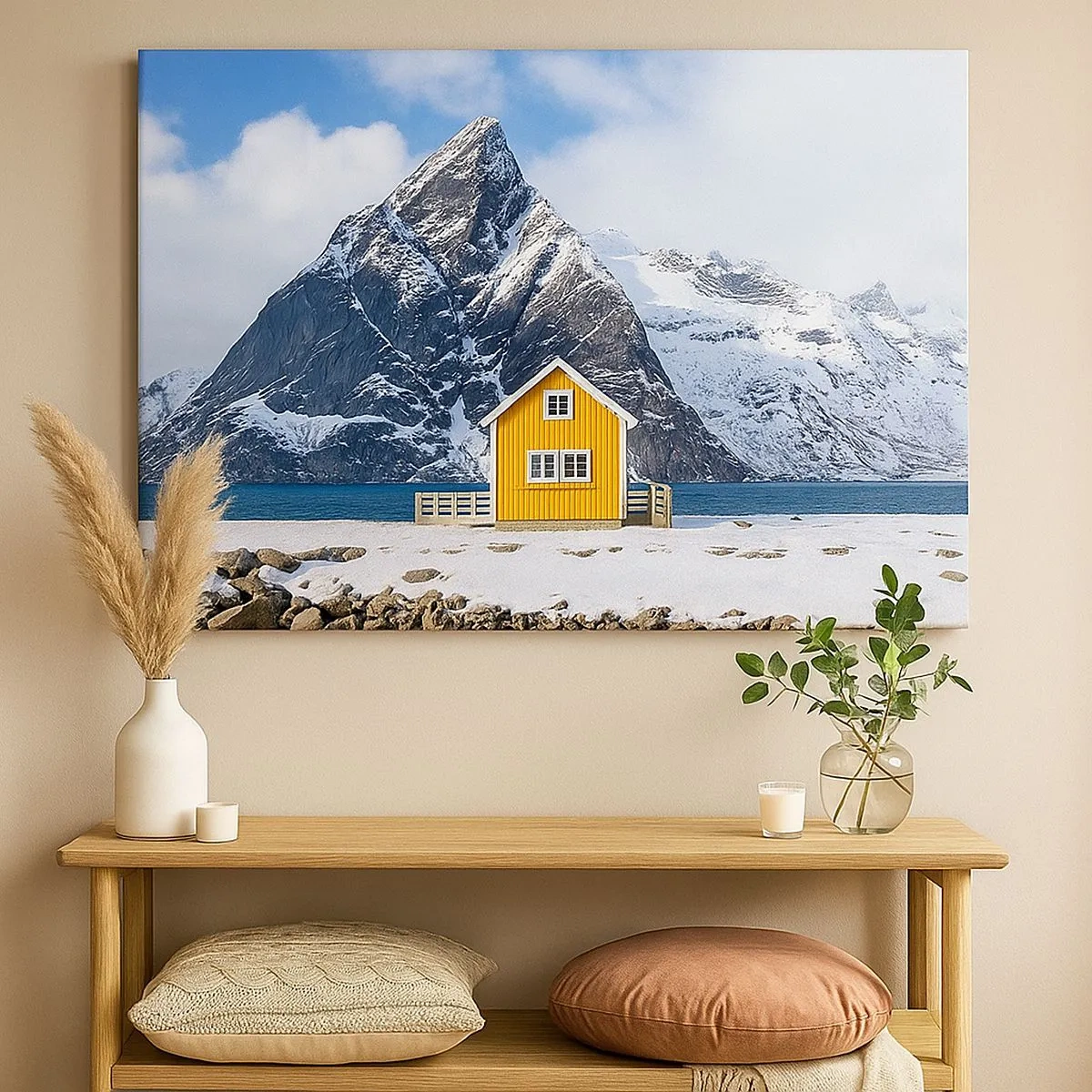 Tablou pe pânză Canvas - O casă galbenă pe fundalul munților acoperiți de zăpadă și al mării - 70x50cm - Vacanță scandinavă - Decorațiune modernă pentru perete pentru living și dormitor ARTTOR