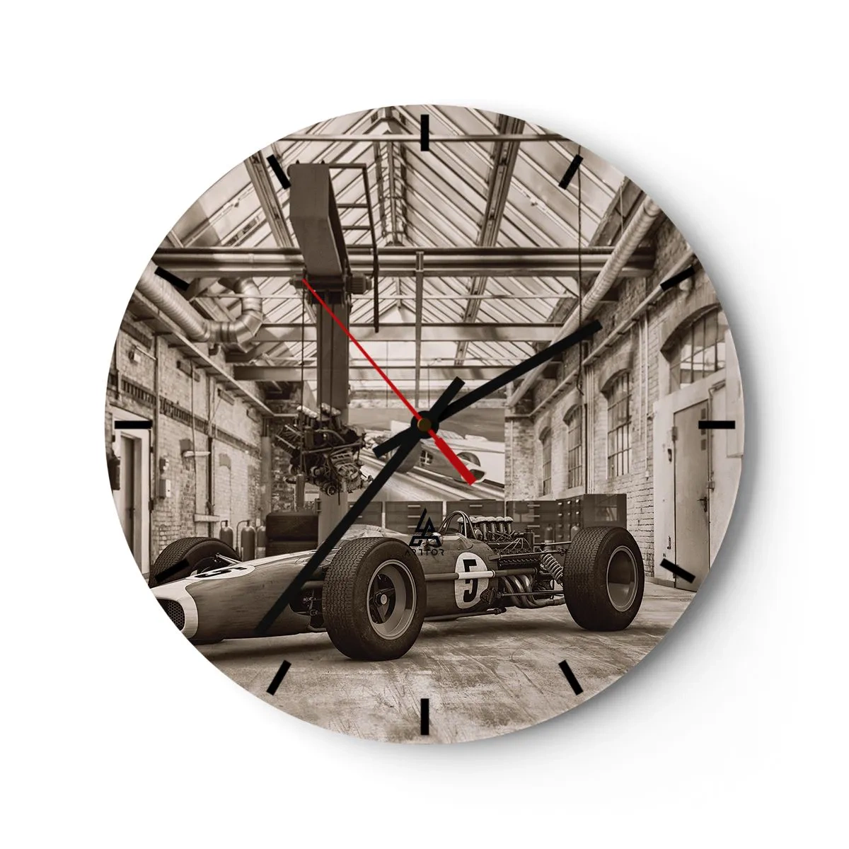 Ceas de perete - Ceas pe sticlă - O mașină de curse clasică într-o veche hală industrială - 30x30cm - Odihna învingătorului - Decorațiune modernă pentru perete pentru living, bucătărie și dormitor ARTTOR