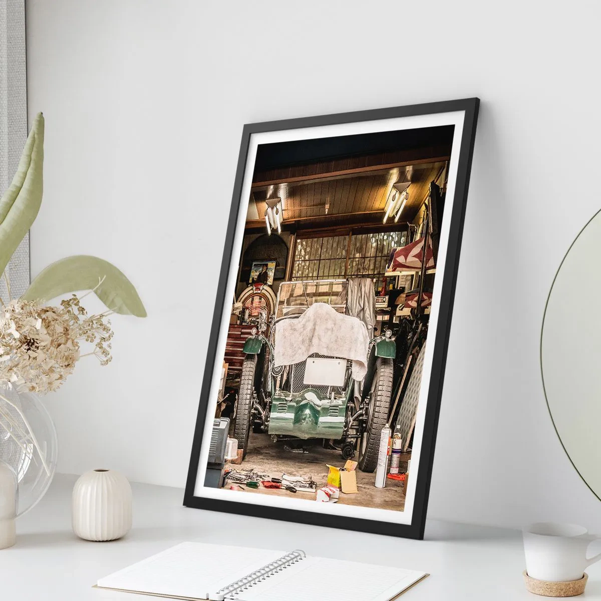 Poster în ramă neagră - O mașină de epocă într-un garaj înconjurată de unelte - 50x70cm - Înapoi în trecut - Decorațiune modernă pentru perete pentru living și dormitor ARTTOR