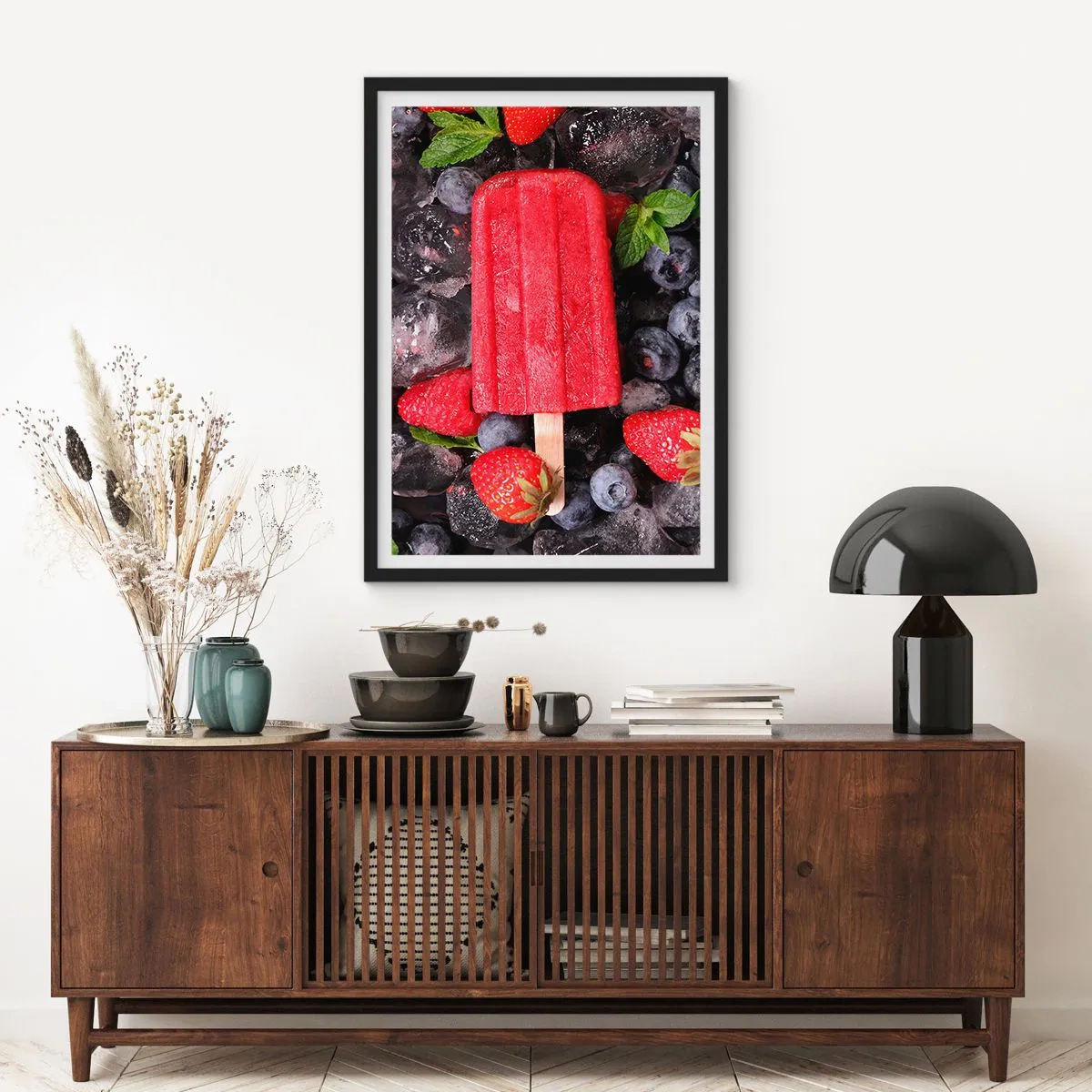 Poster în ramă neagră - Sorbet de înghețată roșie pe băț, înconjurat de căpșuni și afine - 50x70cm - Umbra unei veri fierbinți - Decorațiune modernă pentru perete pentru living și dormitor ARTTOR