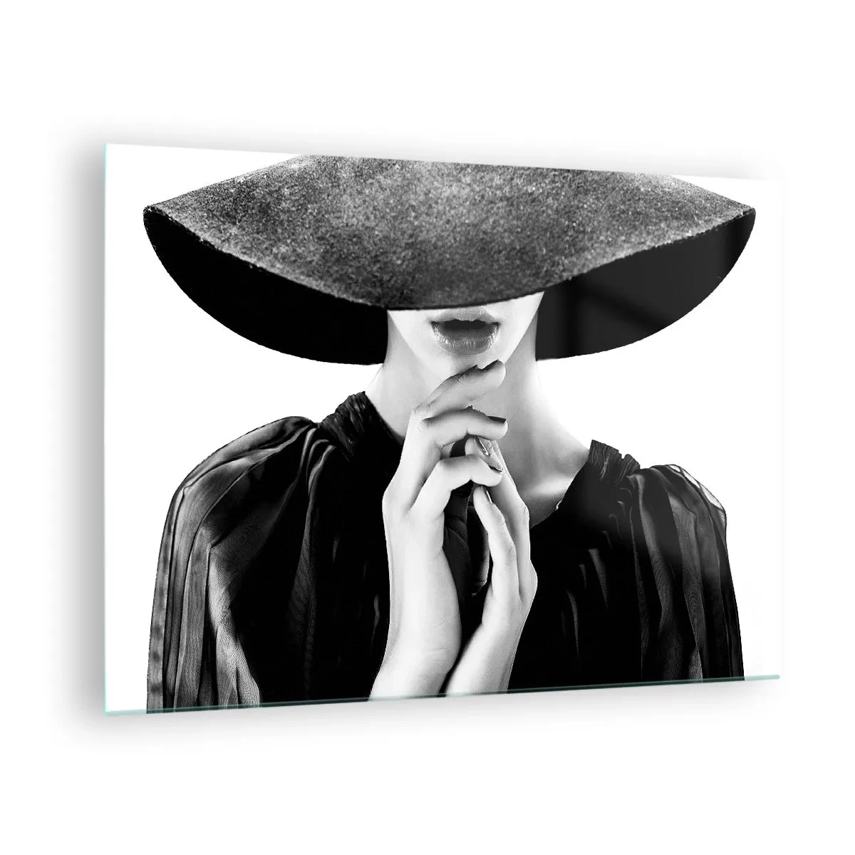 Tablou pe sticlă - Femeie elegantă în negru, cu o pălărie care îi acoperă fața - 70x50cm - Frumusețea ascunsă - Decorațiune modernă pentru perete pentru living și dormitor ARTTOR