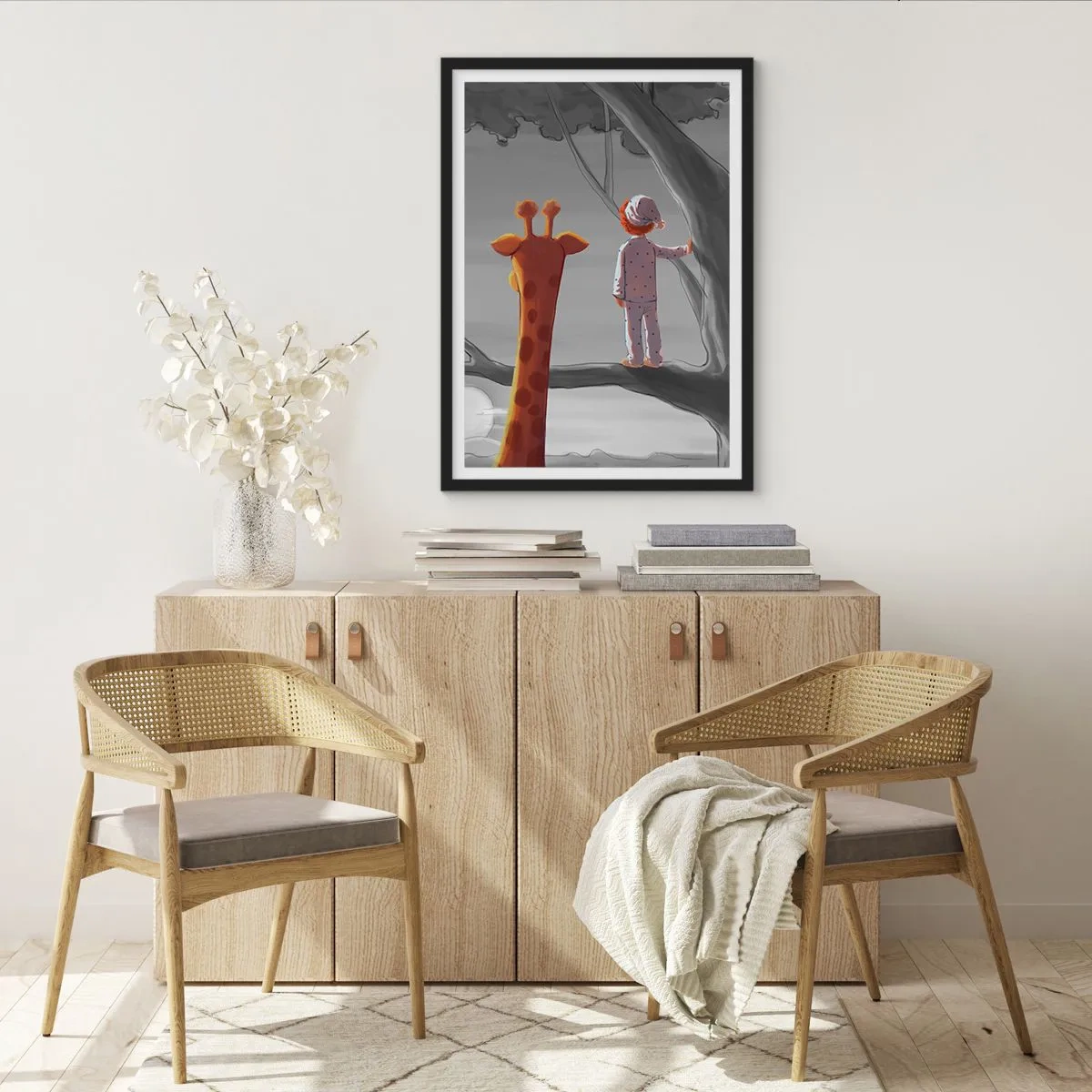 Poster în ramă neagră - Un băiat în pijamale și o girafă într-un copac, într-un peisaj gri și portocaliu. - 50x70cm - Acest lucru se întâmplă cu adevărat - Decorațiune modernă pentru perete pentru living și dormitor ARTTOR