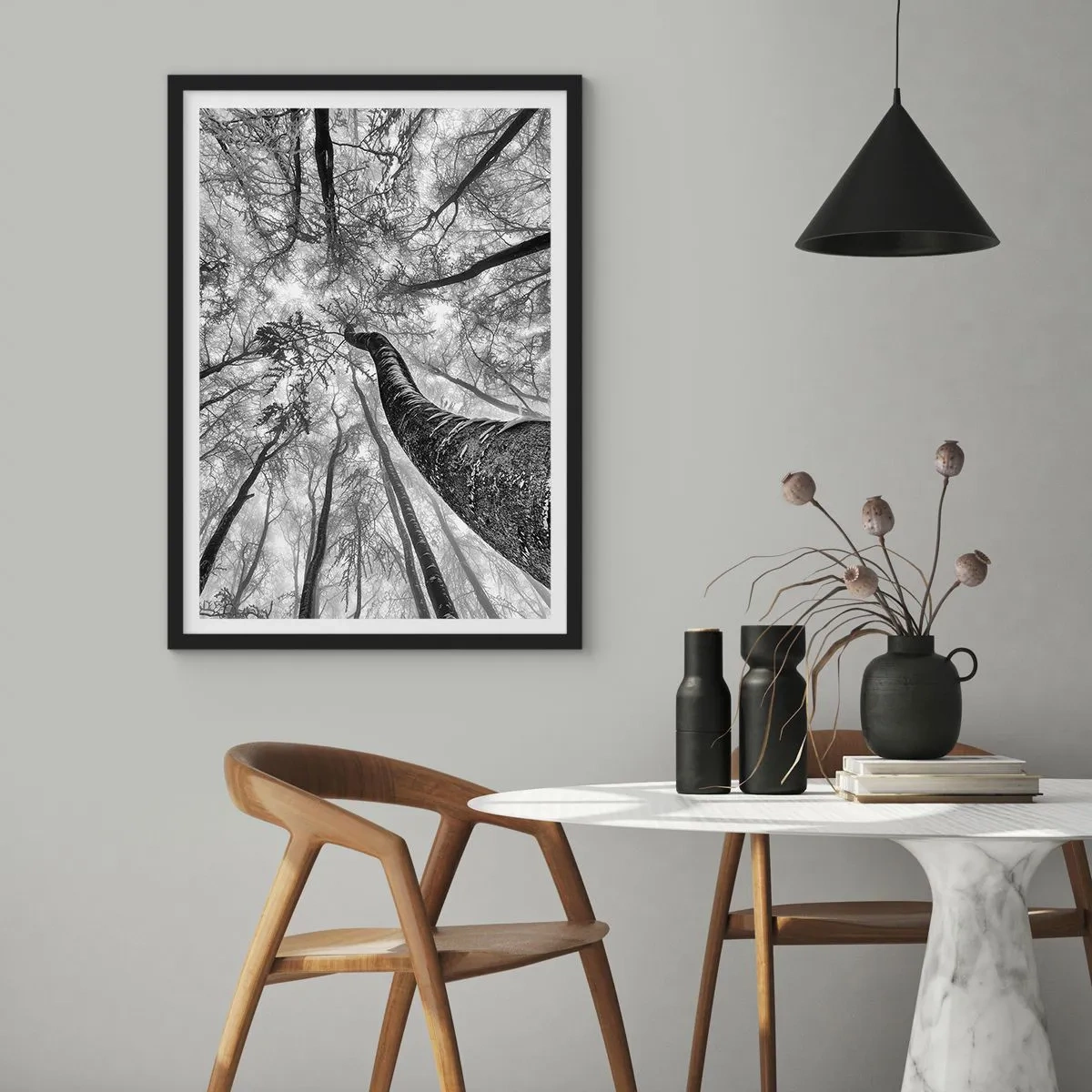 Poster în ramă neagră - Perspectiva copacilor în alb și negru - 50x70cm - Cursa spre lumină - Decorațiune modernă pentru perete pentru living și dormitor ARTTOR