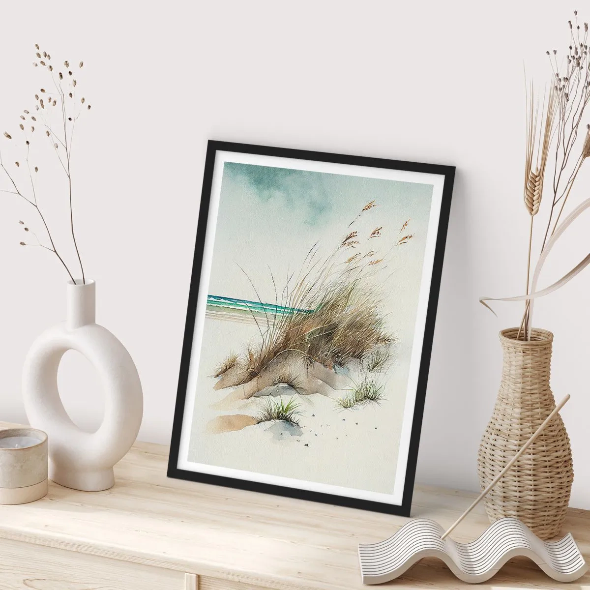 Poster în ramă neagră - Dune în stil acuarelă cu ierburi lângă o mare calmă - 50x70cm - Înfășurate în nisip - Decorațiune modernă pentru perete pentru living și dormitor ARTTOR