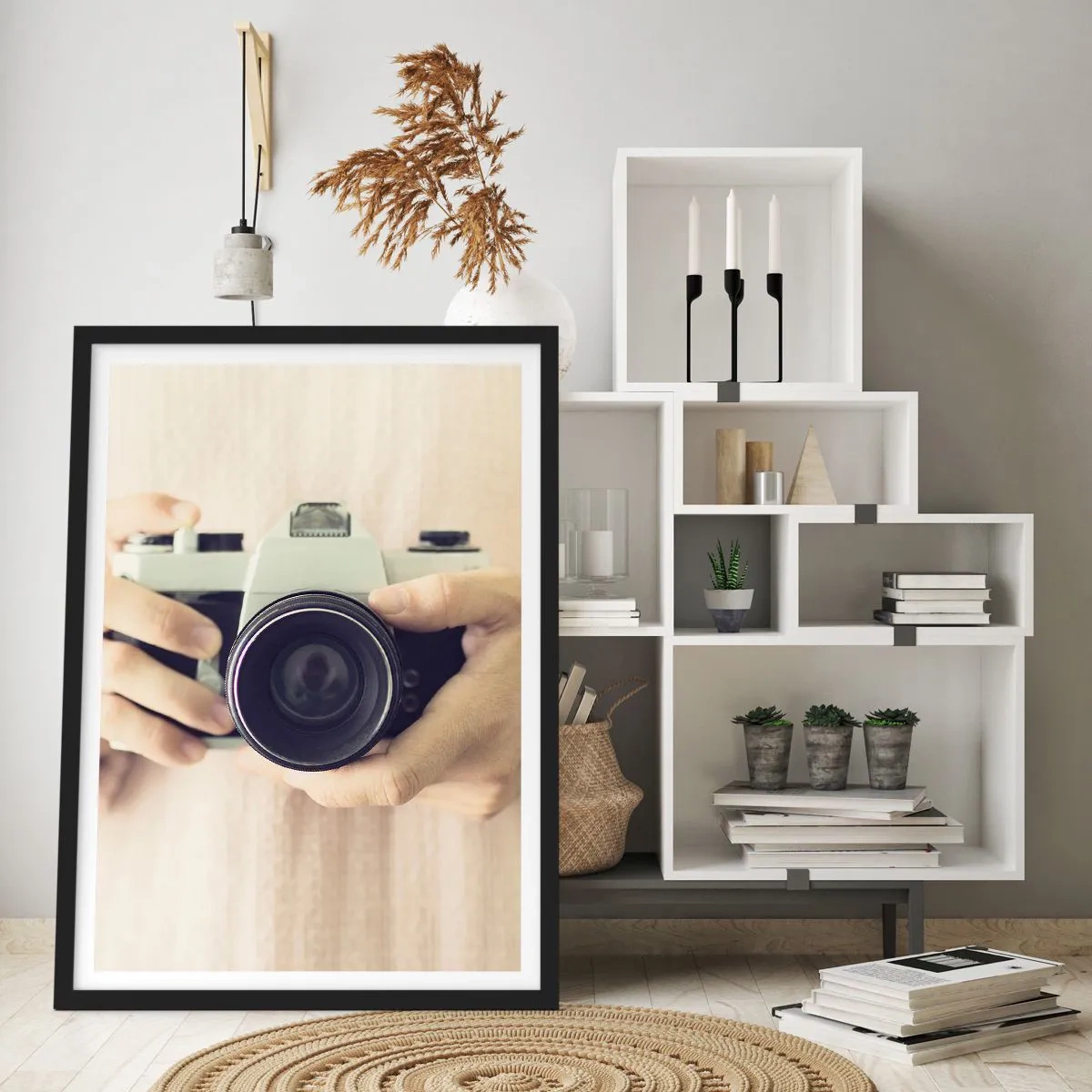 Poster în ramă neagră - Mâini care țin un aparat foto clasic - 50x70cm - Pentru a vedea mai multe... - Decorațiune modernă pentru perete pentru living și dormitor ARTTOR