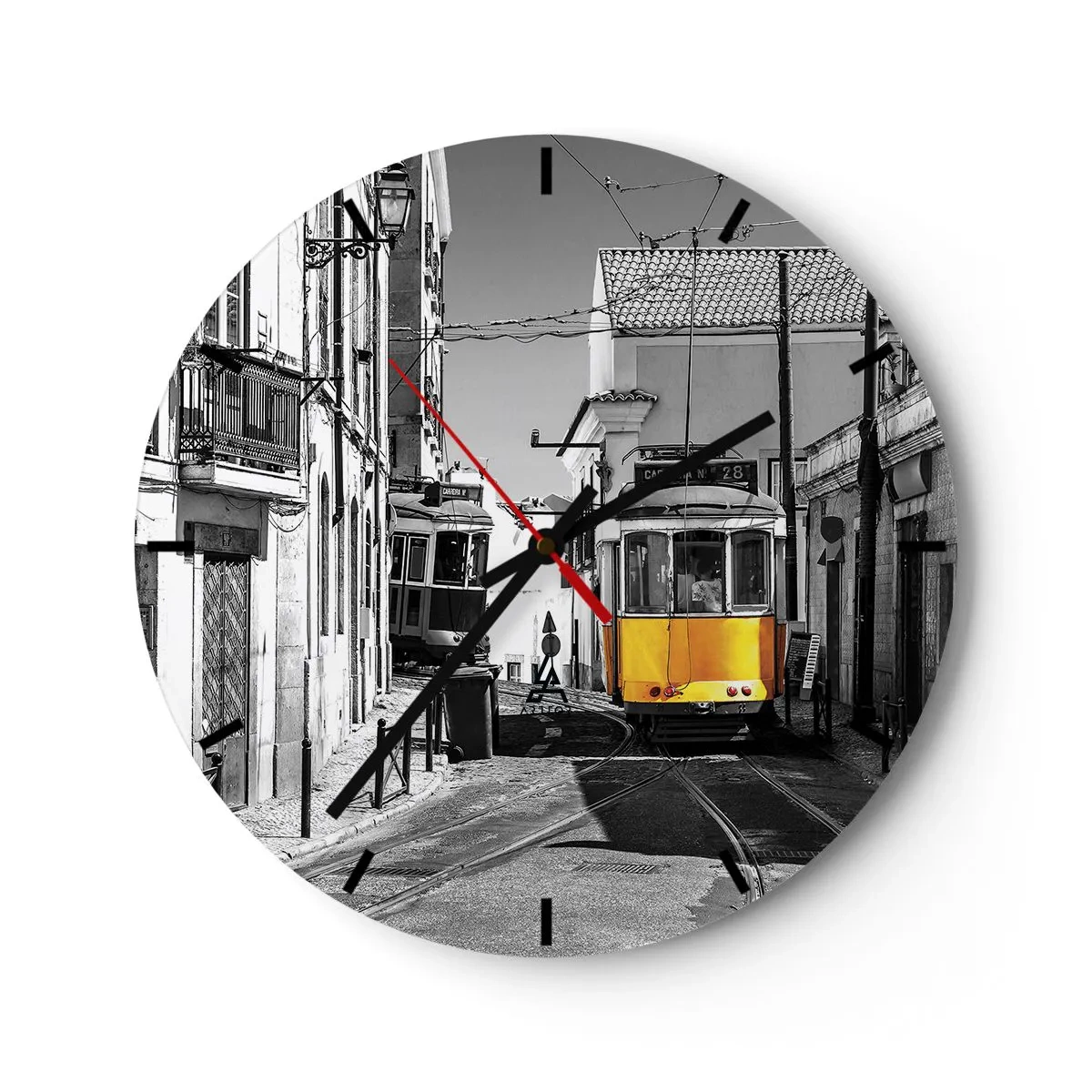Ceas de perete - Ceas pe sticlă - Un tramvai galben pe o stradă alb-neagră din Lisabona - 30x30cm - Spiritul Lisabonei - Decorațiune modernă pentru perete pentru living, bucătărie și dormitor ARTTOR