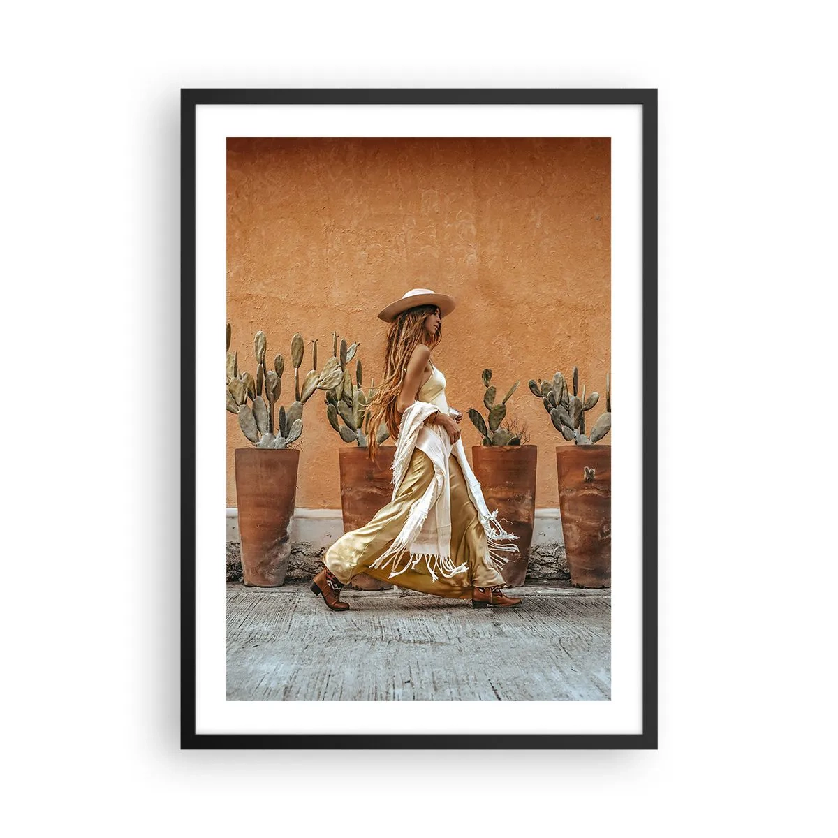 Poster în ramă neagră - Femeie elegantă cu pălărie pe un fundal de cactuși - 50x70cm - În stilul hippie - Decorațiune modernă pentru perete pentru living și dormitor ARTTOR