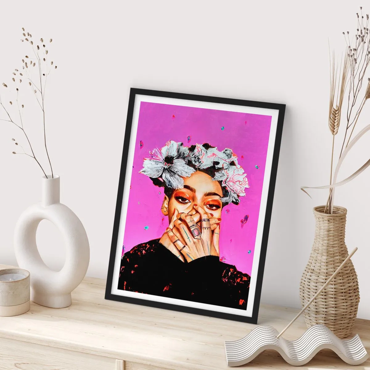 Poster în ramă neagră - Un portret expresiv al unei femei pe un fundal roz intens. - 50x70cm - Un pic nebună - Decorațiune modernă pentru perete pentru living și dormitor ARTTOR