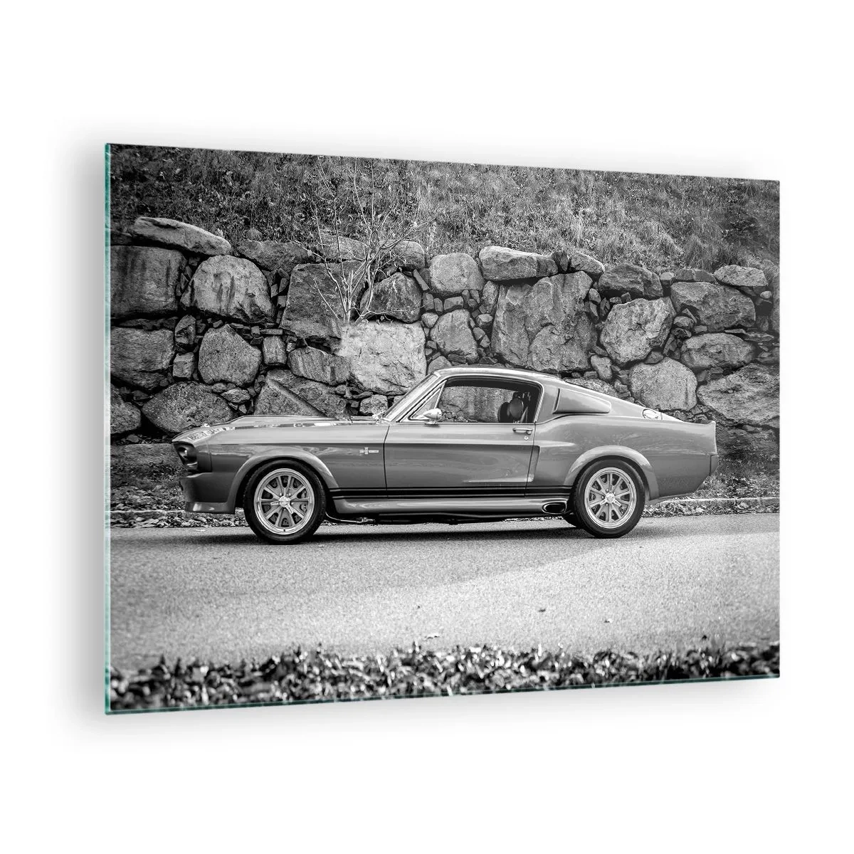 Tablou pe sticlă - O mașină clasică lipită de un zid de piatră - 70x50cm - Legenda anilor '60. - Decorațiune modernă pentru perete pentru living și dormitor ARTTOR