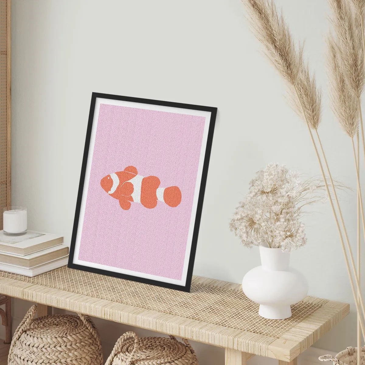 Poster în ramă neagră - Pește clovn portocaliu pe fundal violet - 50x70cm - Coralul îi vine bine - Decorațiune modernă pentru perete pentru living și dormitor ARTTOR
