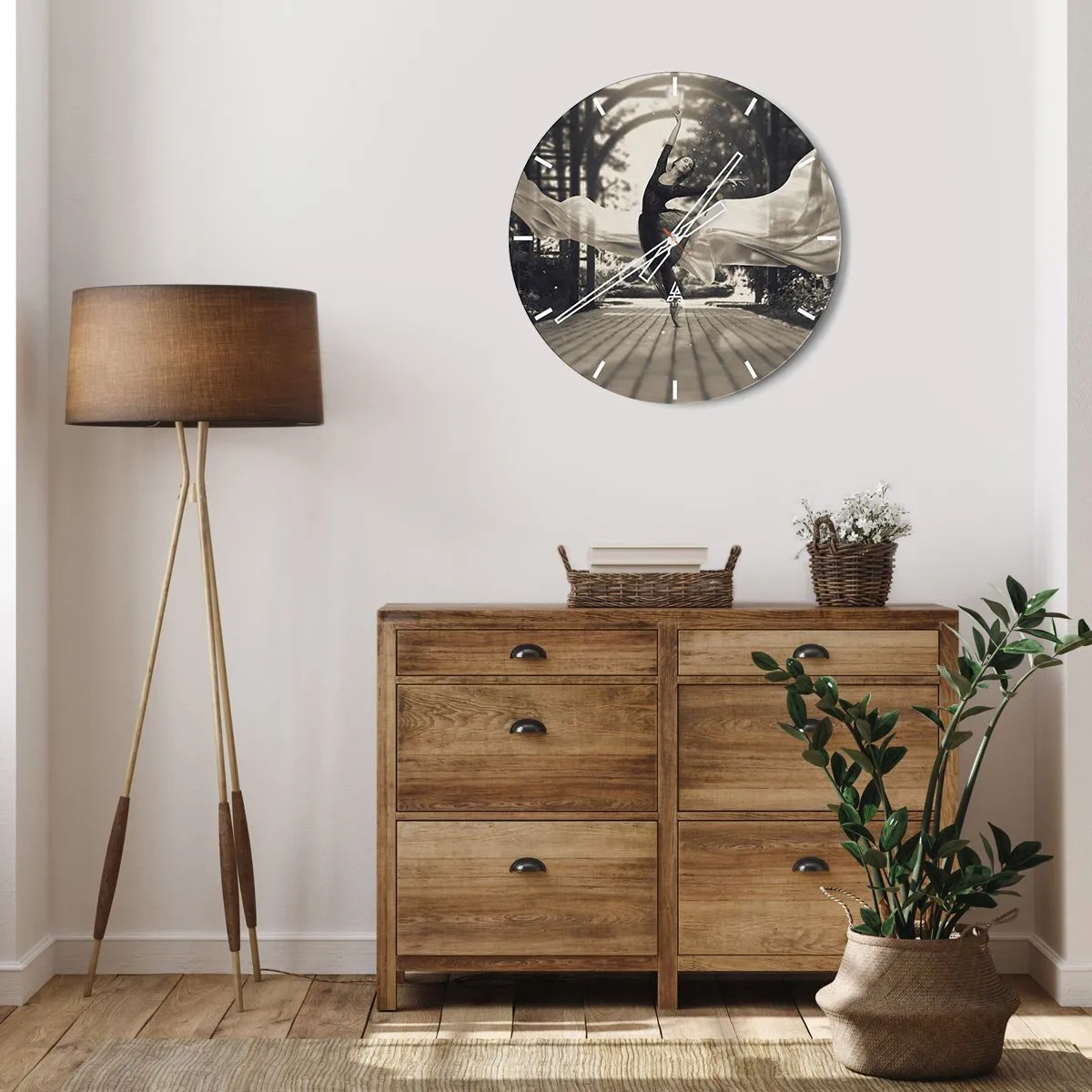 Ceas de perete - Ceas pe sticlă - O dansatoare în mișcare cu o țesătură fluidă într-un decor alb-negru. - 30x30cm - Dansul spiritului de grădină - Decorațiune modernă pentru perete pentru living, bucătărie și dormitor ARTTOR