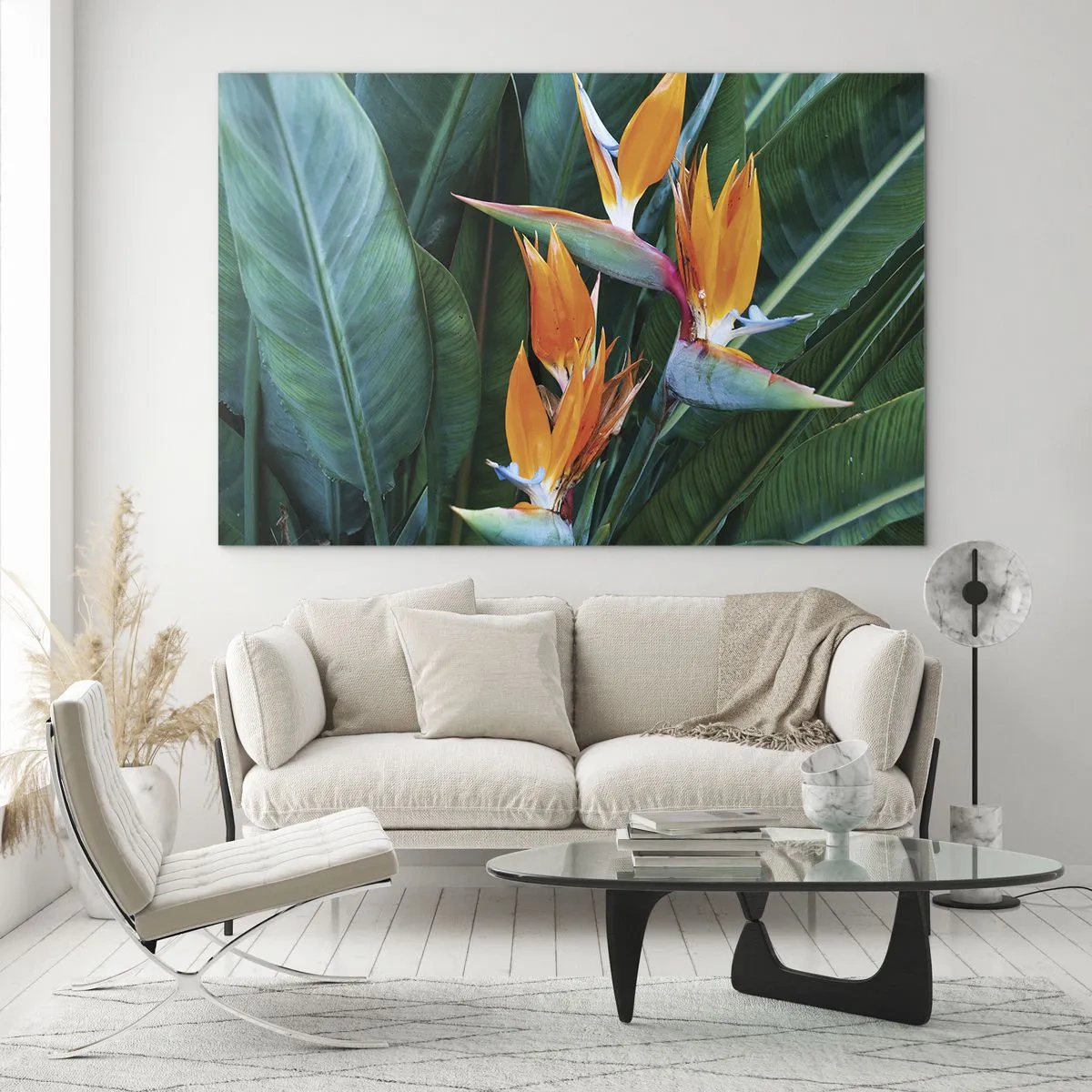 Tablou pe sticlă - Flori exotice de strelitzia printre frunze mari și verzi - 70x50cm - Este o floare sau o pasăre? - Decorațiune modernă pentru perete pentru living și dormitor ARTTOR