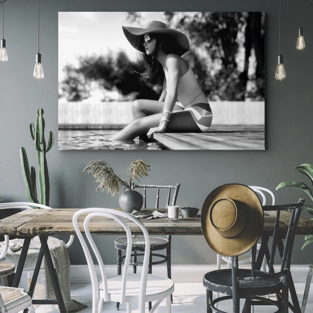 Tablou pe pânză Canvas - Femeie cu pălărie lângă piscină, în alb și negru - 70x50cm - Vis de vară - Decorațiune modernă pentru perete pentru living și dormitor ARTTOR
