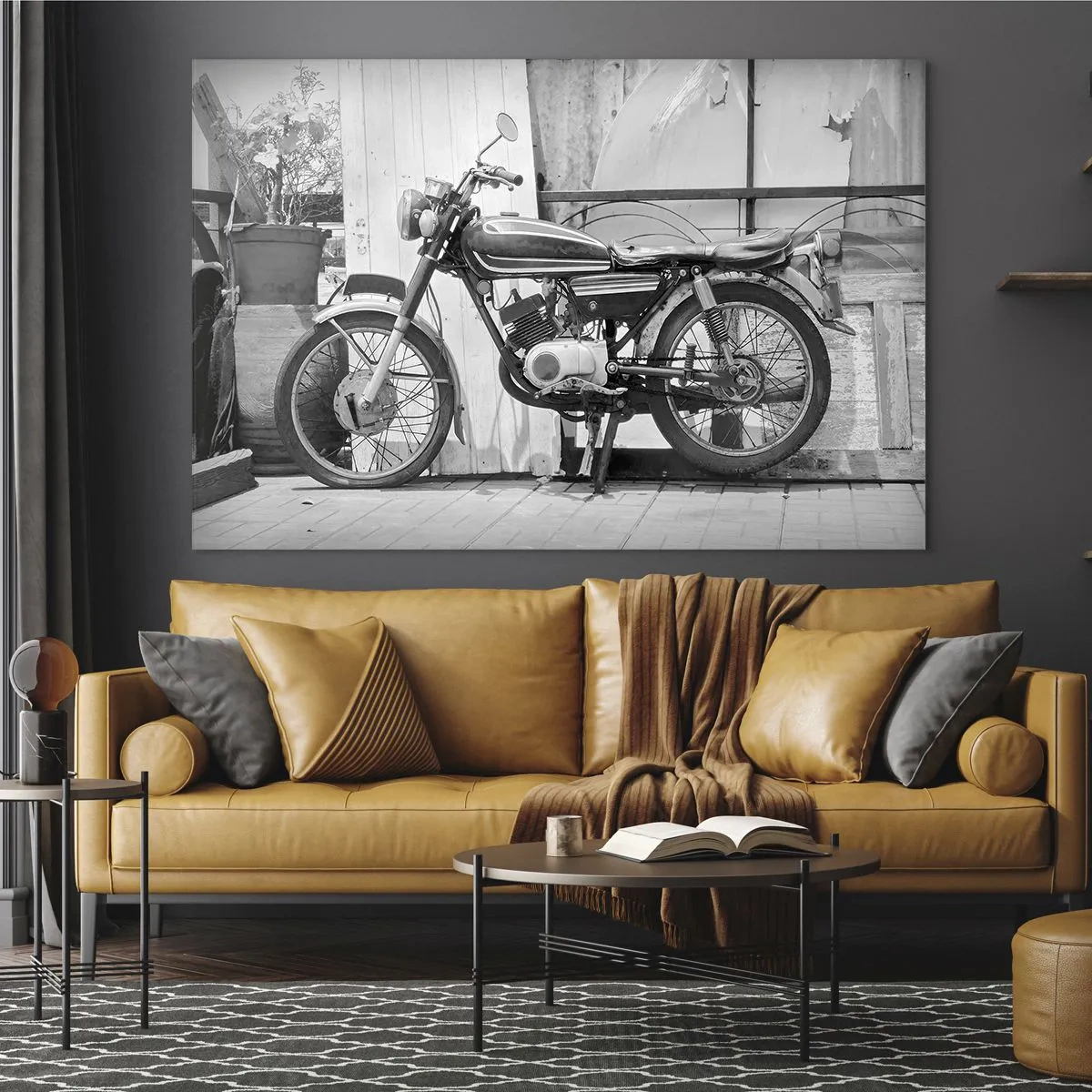 Tablou pe sticlă - O motocicletă în stil retro stând lângă un perete de lemn - 70x50cm - Clasicul înainte de toate - Decorațiune modernă pentru perete pentru living și dormitor ARTTOR