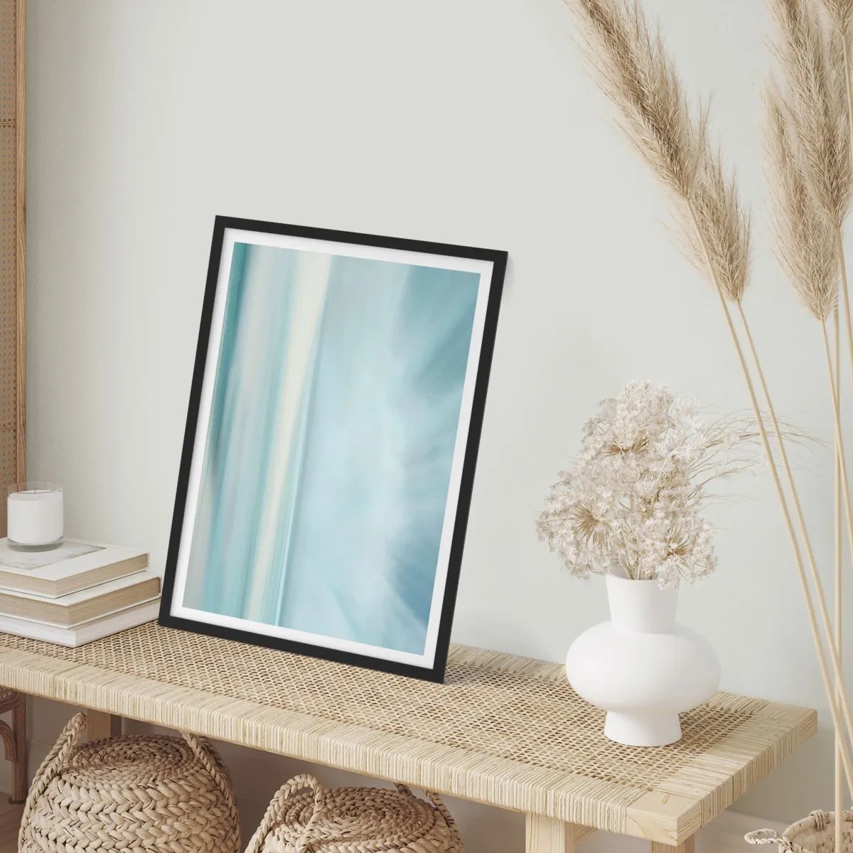 Poster în ramă neagră - Abstracție subtilă în nuanțe de albastru și alb - 50x70cm - Liniște până la orizont - Decorațiune modernă pentru perete pentru living și dormitor ARTTOR