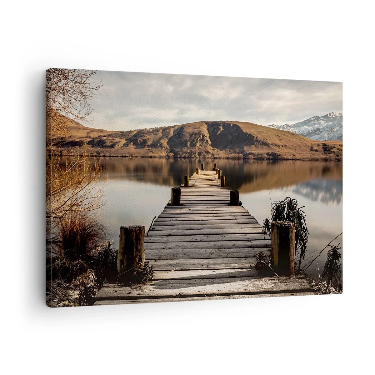 Tablou pe pânză Canvas - Un dig de lemn peste un lac înconjurat de dealuri pitorești - 70x50cm - Peisaj în tăcere - Decorațiune modernă pentru perete pentru living și dormitor ARTTOR