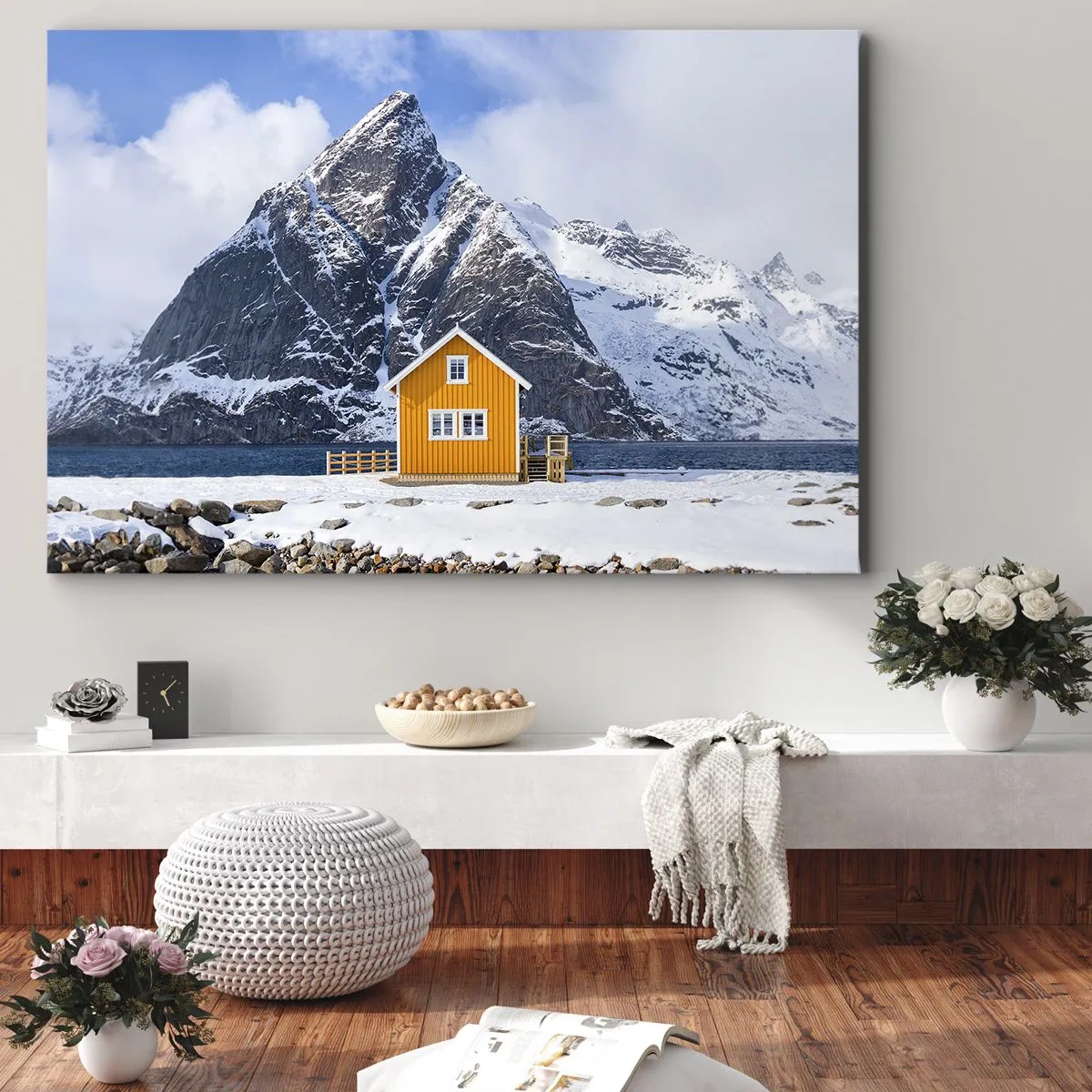 Tablou pe pânză Canvas - O casă galbenă pe fundalul munților acoperiți de zăpadă și al mării - 70x50cm - Vacanță scandinavă - Decorațiune modernă pentru perete pentru living și dormitor ARTTOR