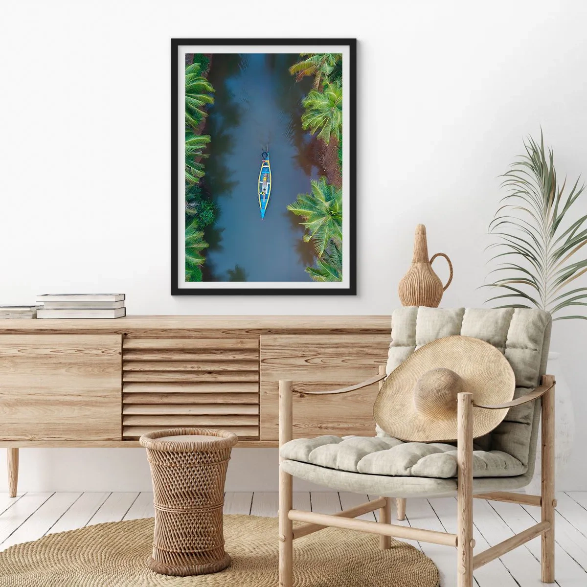 Poster în ramă neagră - Vedere aeriană a unei bărci plutitoare pe un râu tropical - 50x70cm - Pe traseul tropical - Decorațiune modernă pentru perete pentru living și dormitor ARTTOR