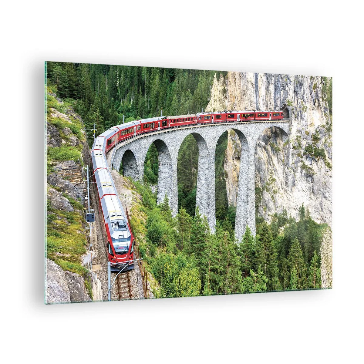 Tablou pe sticlă - Un tren cu un pod de munte în fundal printre peisaje verzi - 70x50cm - Cu trenul prin munți - Decorațiune modernă pentru perete pentru living și dormitor ARTTOR