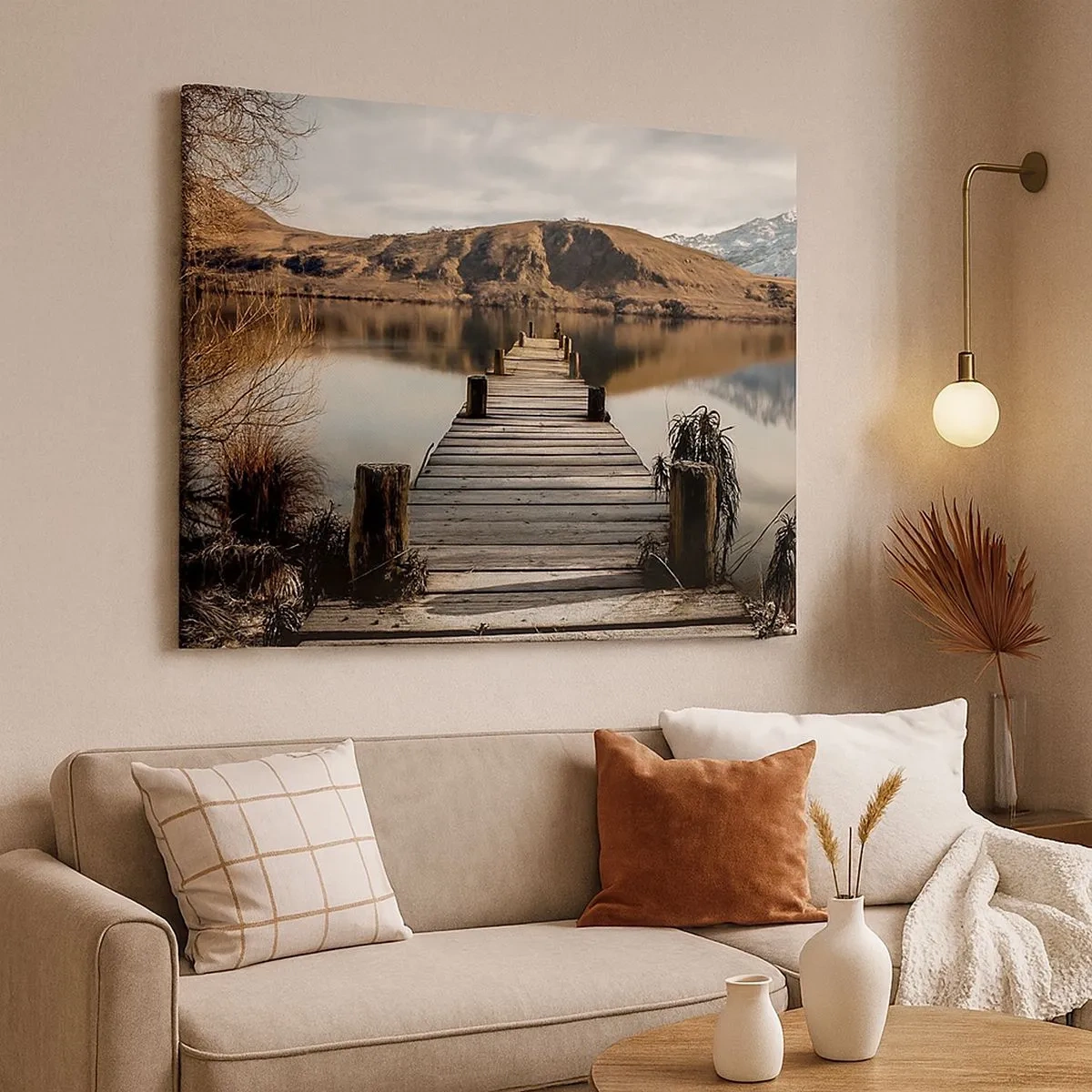 Tablou pe pânză Canvas - Un dig de lemn peste un lac înconjurat de dealuri pitorești - 70x50cm - Peisaj în tăcere - Decorațiune modernă pentru perete pentru living și dormitor ARTTOR