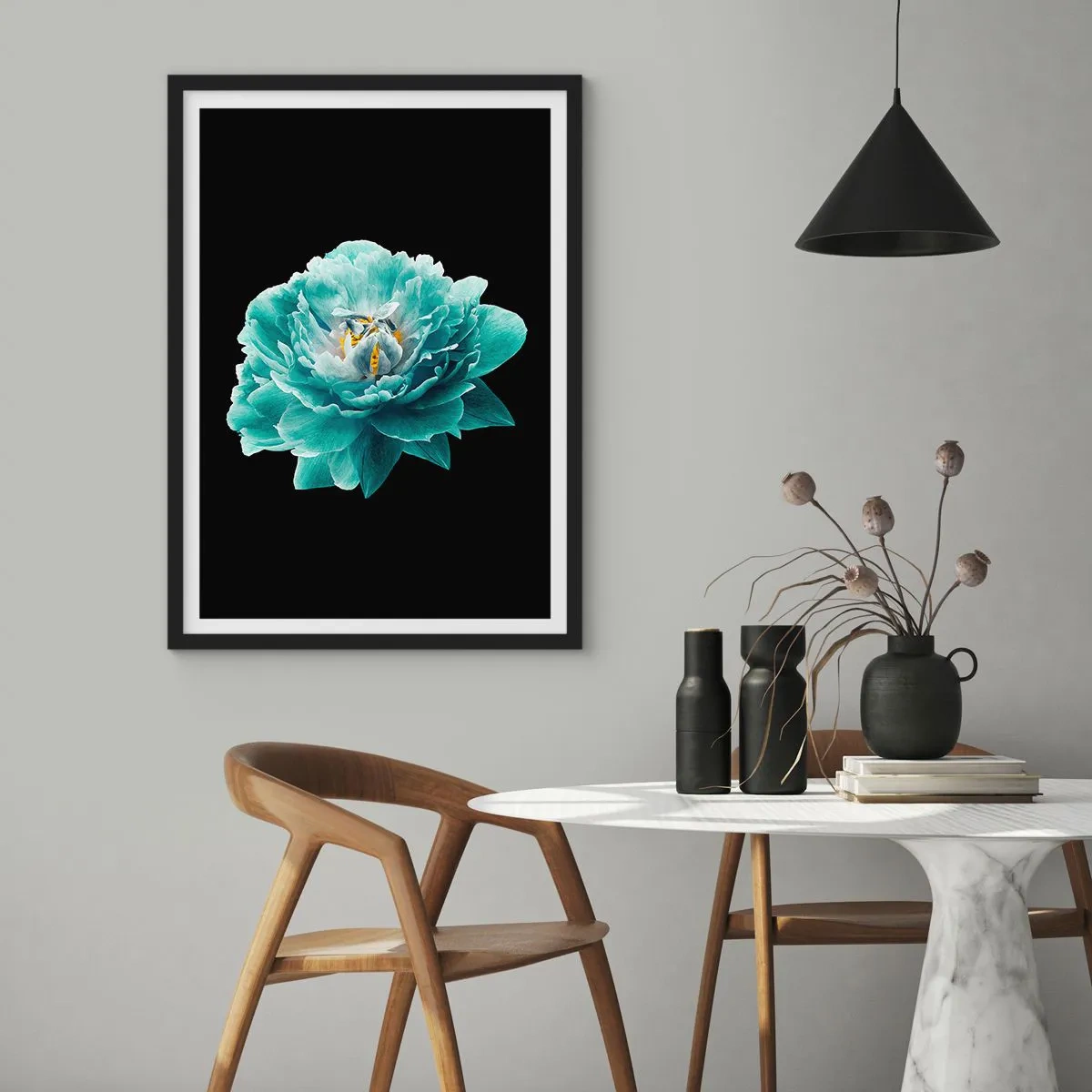 Poster în ramă neagră - Floare turcoaz cu o albină pe fundal negru - 50x70cm - Petale albastre și aurii - Decorațiune modernă pentru perete pentru living și dormitor ARTTOR