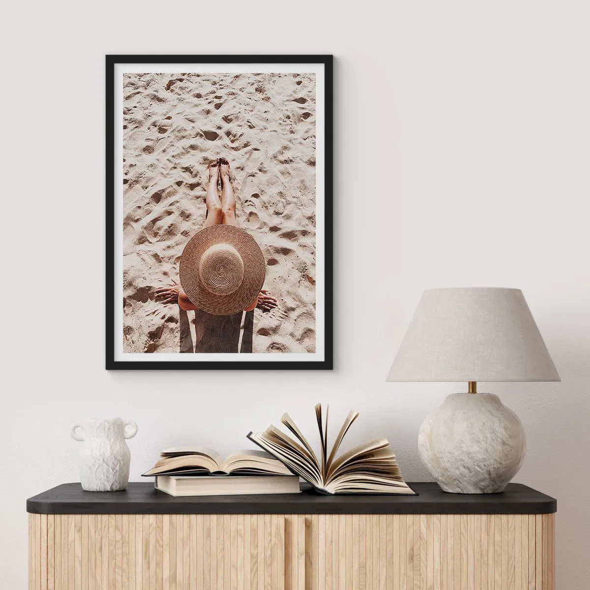 Poster în ramă neagră - Persoană care face plajă pe plajă, vedere de sus cu o pălărie mare pe nisip - 50x70cm - Un timp de vis - Decorațiune modernă pentru perete pentru living și dormitor ARTTOR