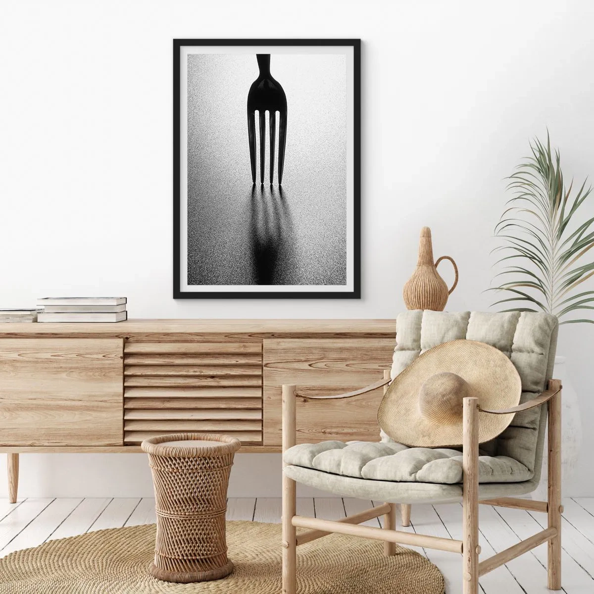 Poster în ramă neagră - O fotografie minimalistă alb-negru a unei furculițe și a unei umbre. - 50x70cm - Lumină și umbră - Decorațiune modernă pentru perete pentru living și dormitor ARTTOR