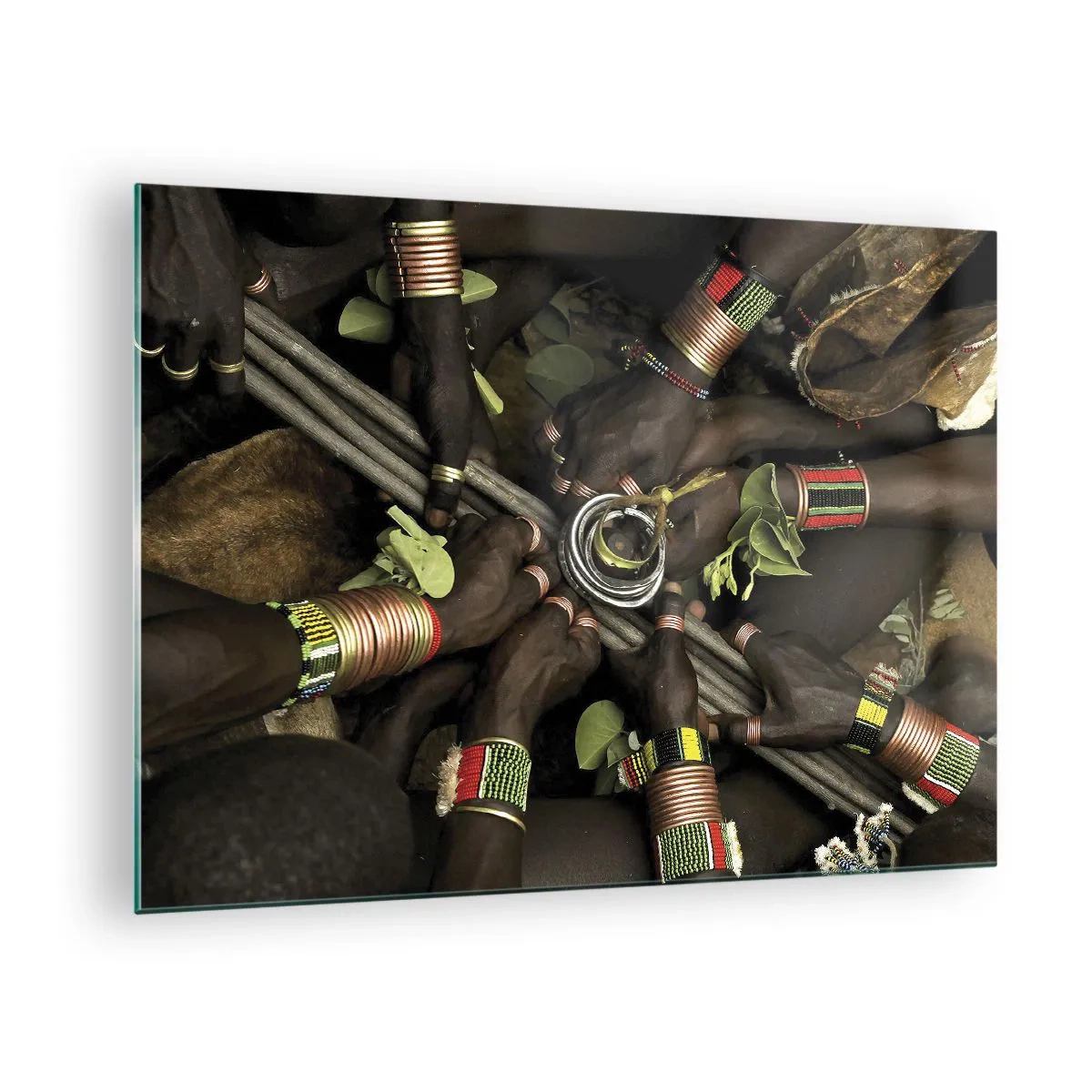 Tablou pe sticlă - Mâini cu brățări care țin un vas într-un gest ritualic - 70x50cm - Împreună - Decorațiune modernă pentru perete pentru living și dormitor ARTTOR