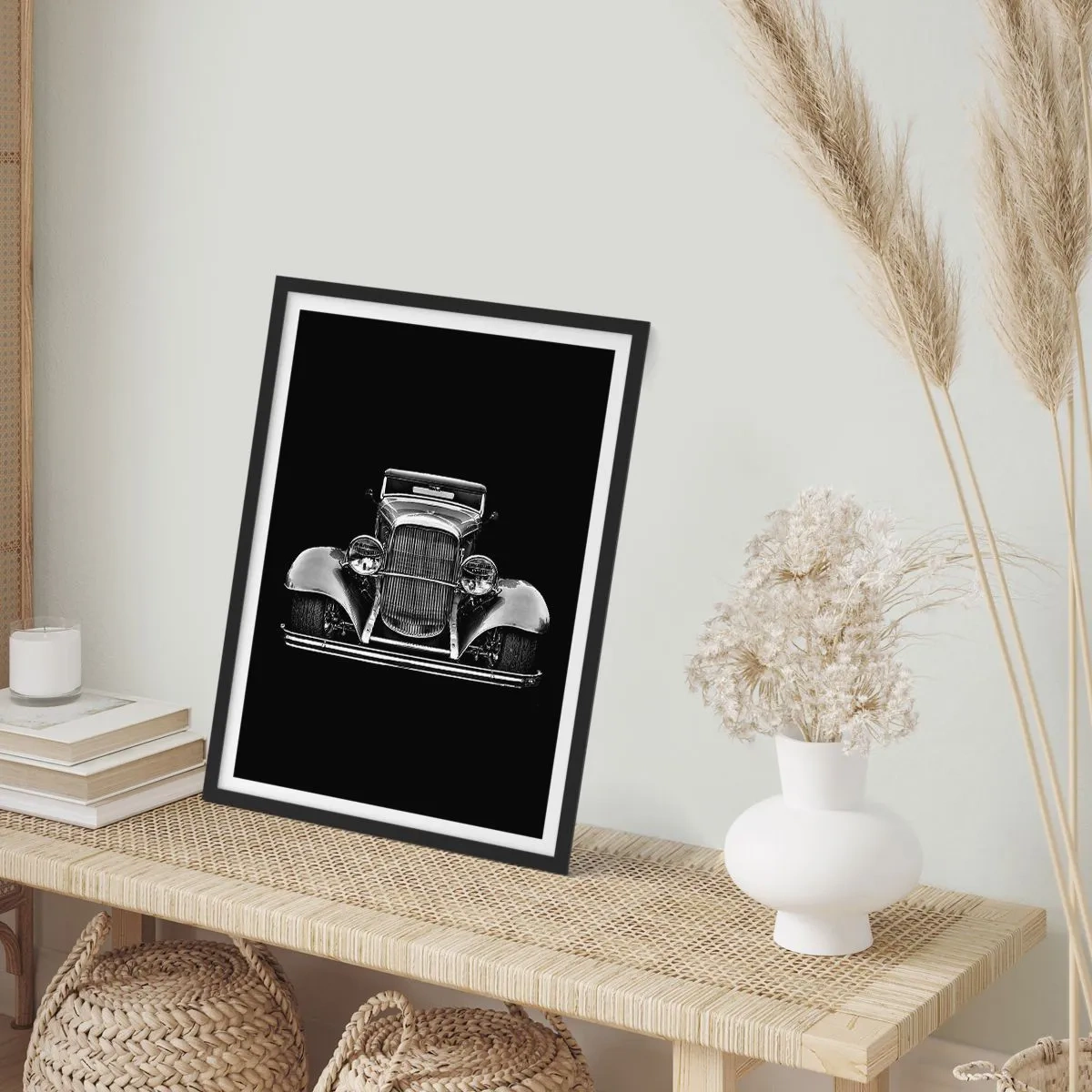 Poster în ramă neagră - Fotografie alb-negru a unei mașini clasice pe un fundal negru - 50x70cm - Un adevărat gentleman - Decorațiune modernă pentru perete pentru living și dormitor ARTTOR