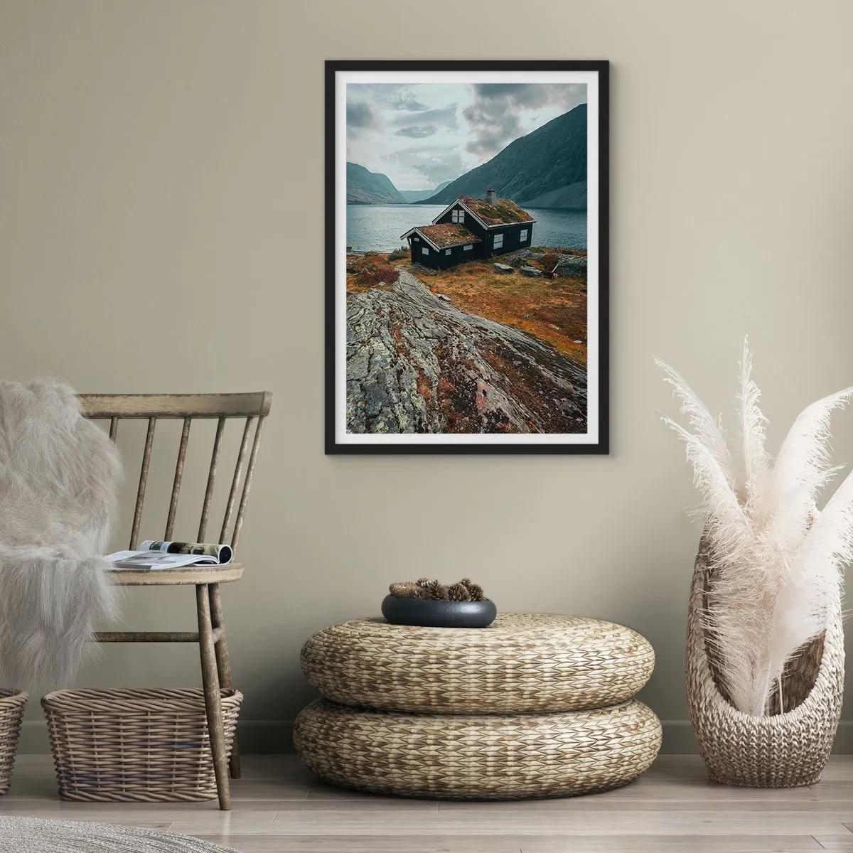 Poster în ramă neagră - O căsuță singuratică lângă un fiord într-un peisaj scandinav accidentat - 50x70cm - Stațiune de vară lângă fiord - Decorațiune modernă pentru perete pentru living și dormitor ARTTOR