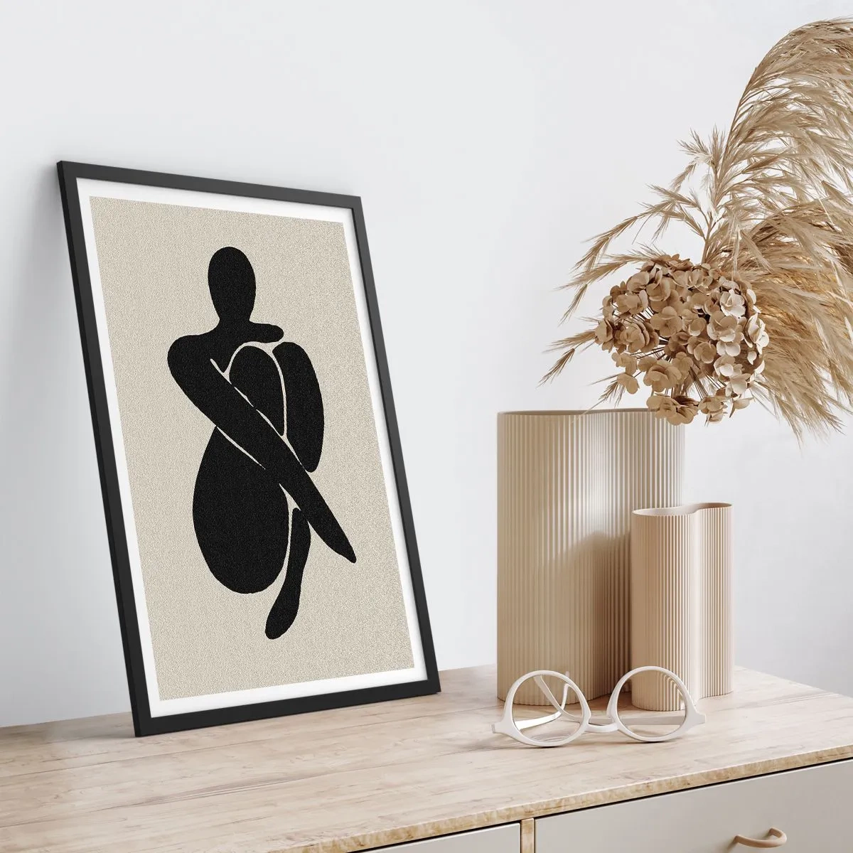 Poster în ramă neagră - Figură abstractă într-o poză cu brațele înfășurate în jurul corpului, ilustrație alb-negru - 50x70cm - În propriile îmbrățișări - Decorațiune modernă pentru perete pentru living și dormitor ARTTOR