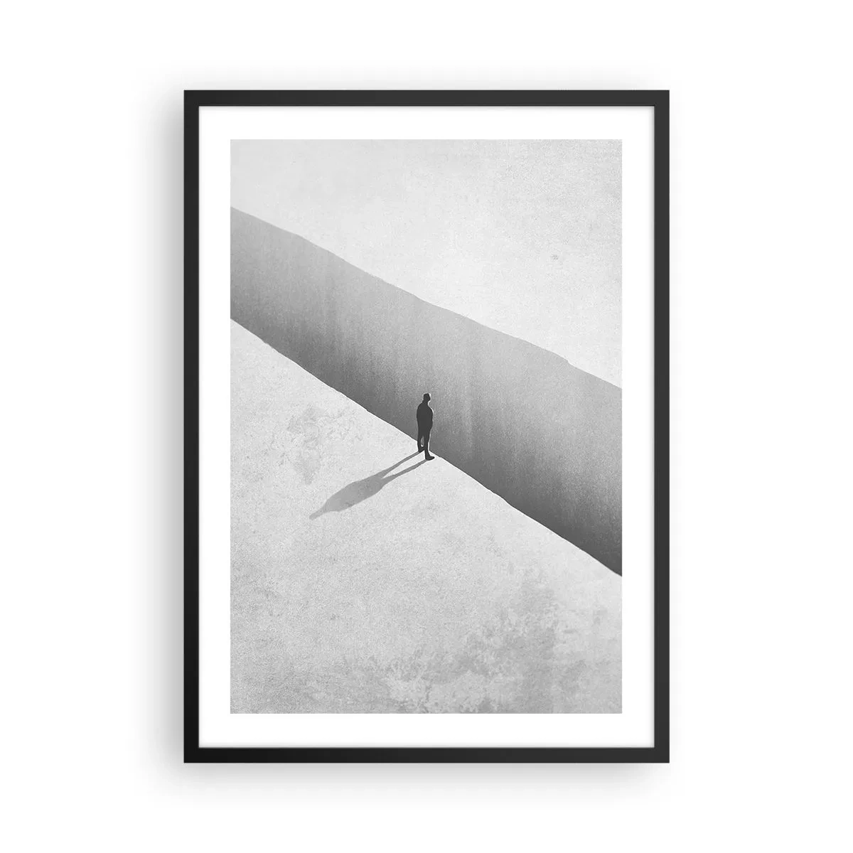 Poster în ramă neagră - O figură stând deasupra unei prăpastii într-un decor monocromatic - 50x70cm - Obiectiv clar - Decorațiune modernă pentru perete pentru living și dormitor ARTTOR