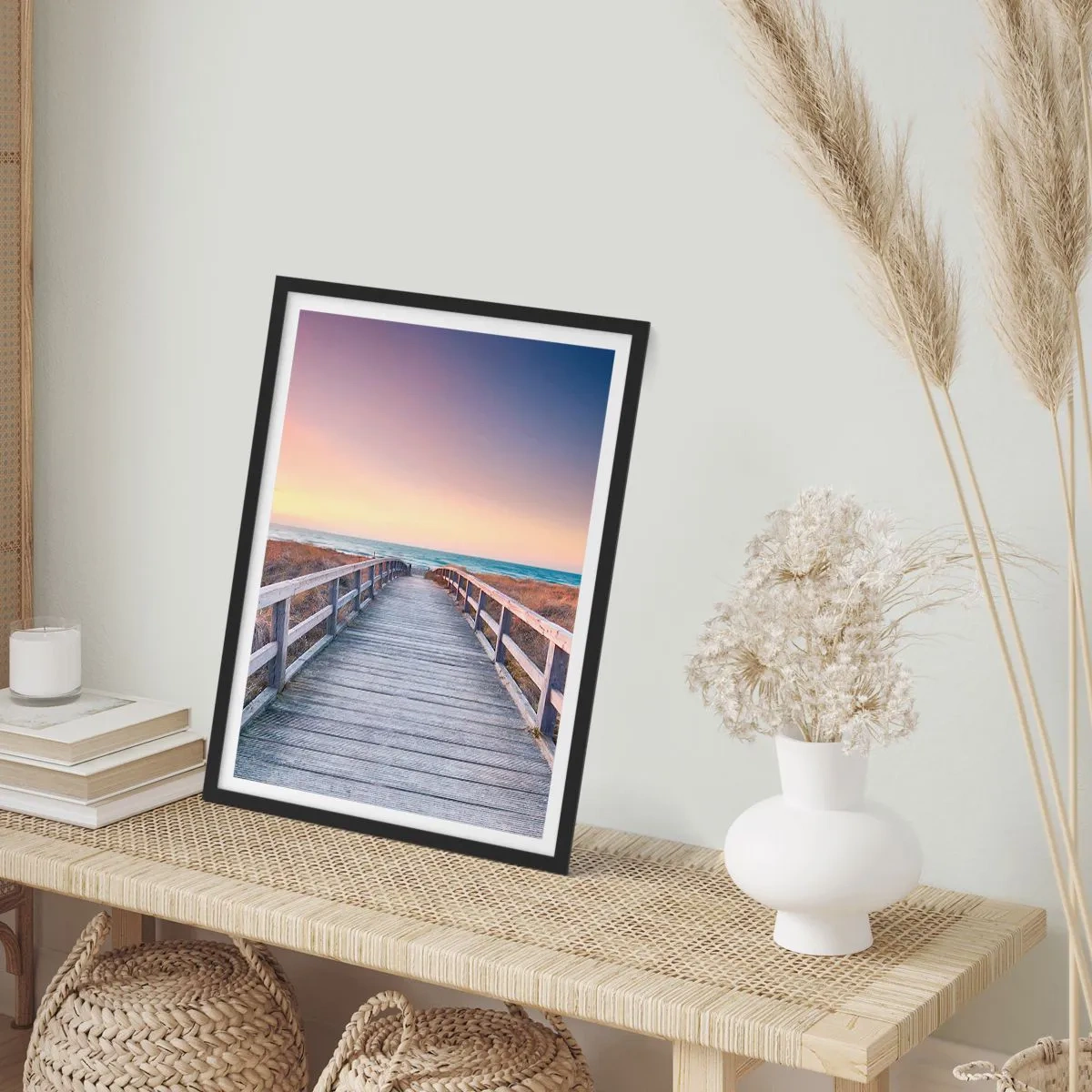 Poster în ramă neagră - Un debarcader din lemn care duce la mare la apus - 50x70cm - Aurora baltică de seară - Decorațiune modernă pentru perete pentru living și dormitor ARTTOR