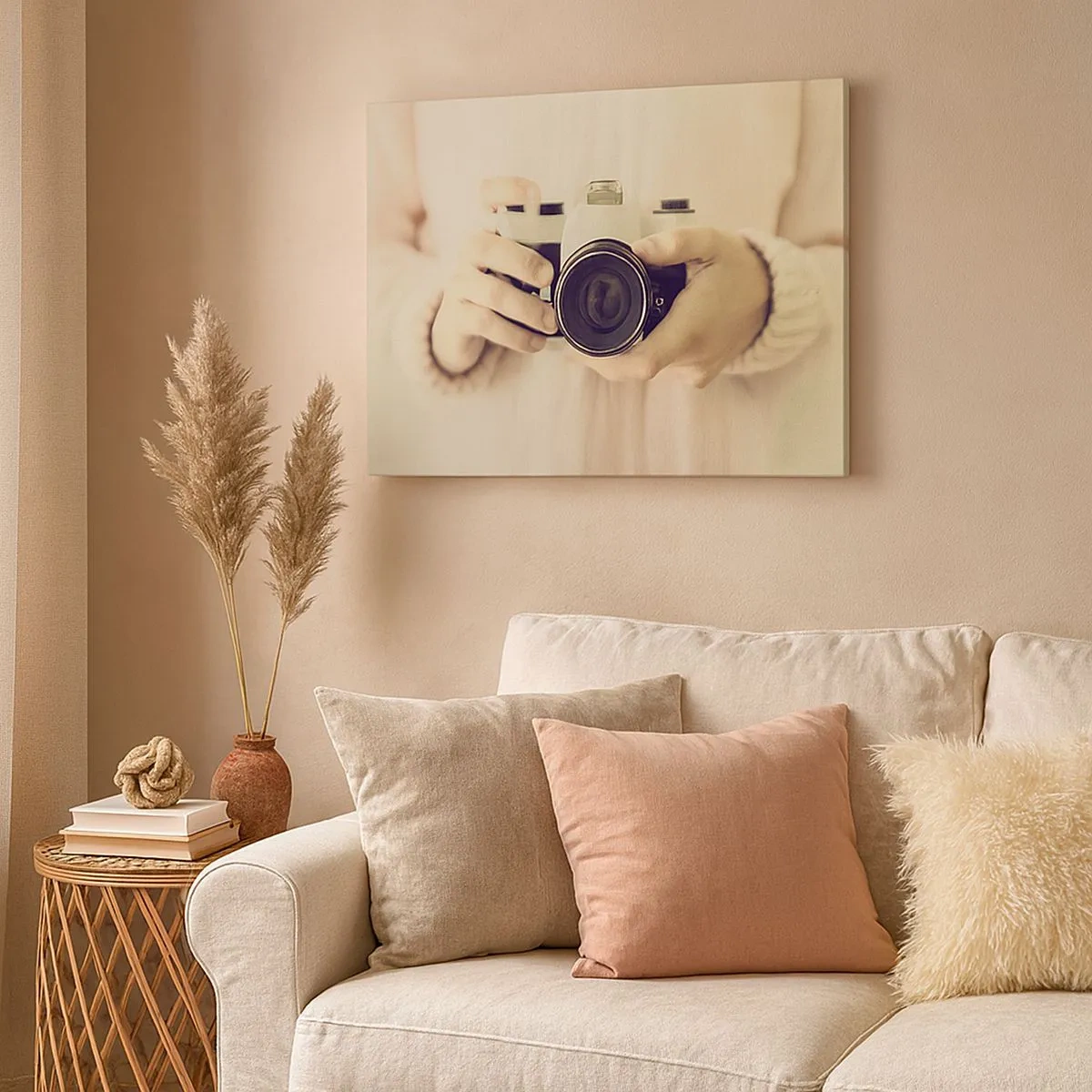 Tablou pe pânză Canvas - Aparat foto retro ținut în mână pe un fundal luminos - 70x50cm - Pentru a vedea mai multe... - Decorațiune modernă pentru perete pentru living și dormitor ARTTOR